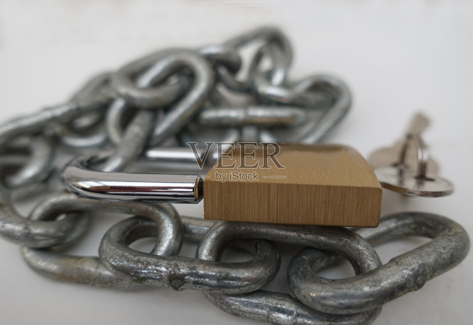 链条和带钥匙的挂锁照片摄影图片
