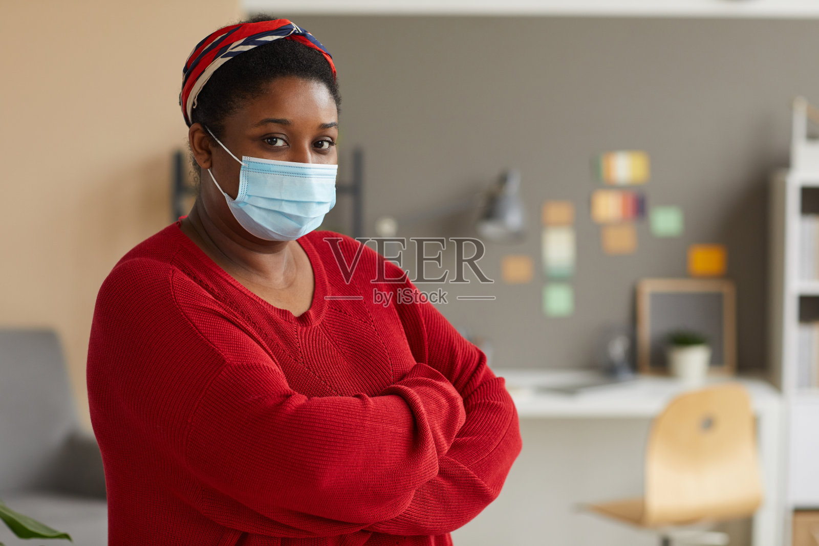 戴面具的女商人在办公室照片摄影图片