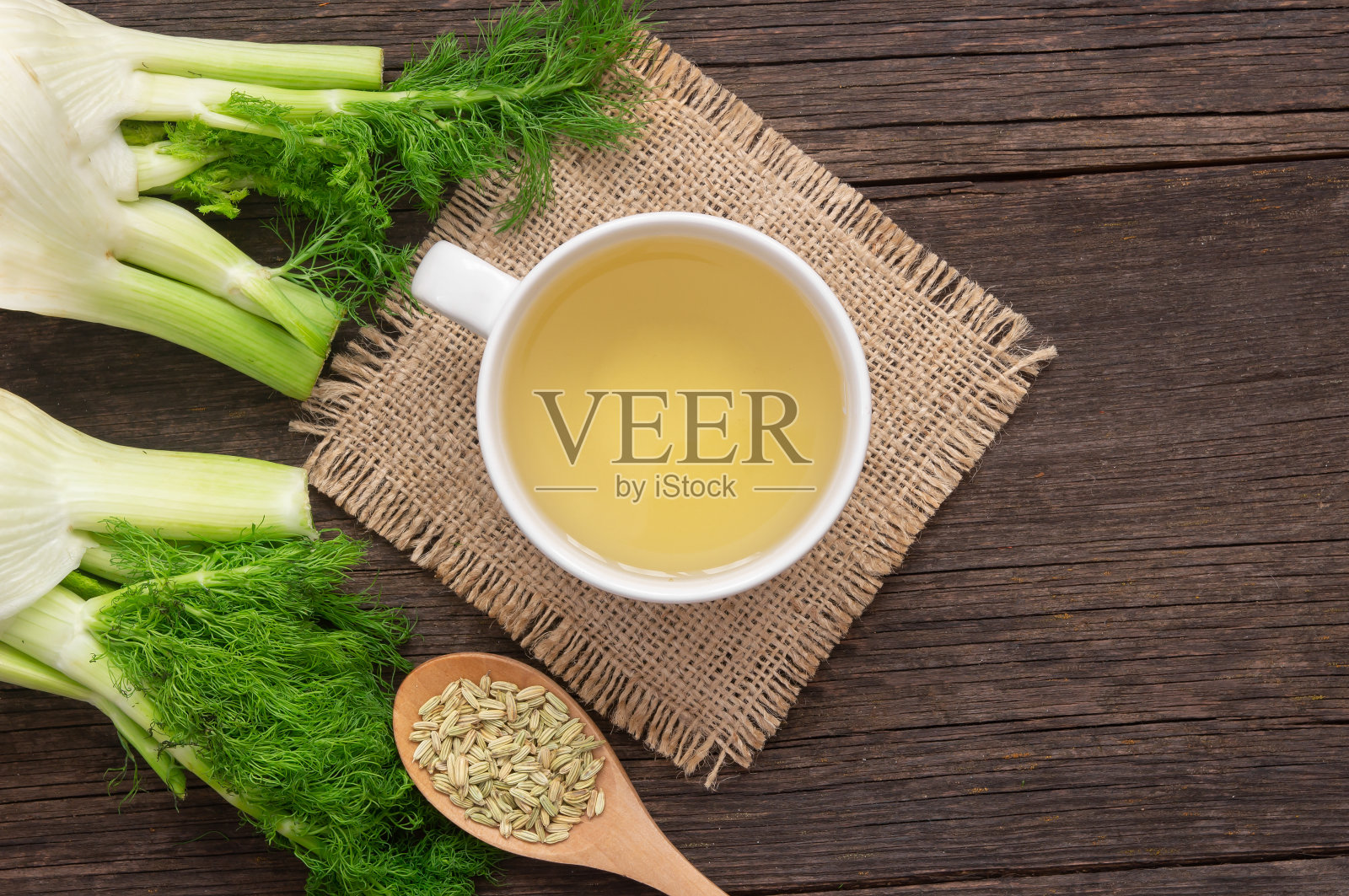 草药浸茴香茶在玻璃杯或马克杯与干茴香种子和茴香球茎。另类医学背景概念(小茴香)照片摄影图片