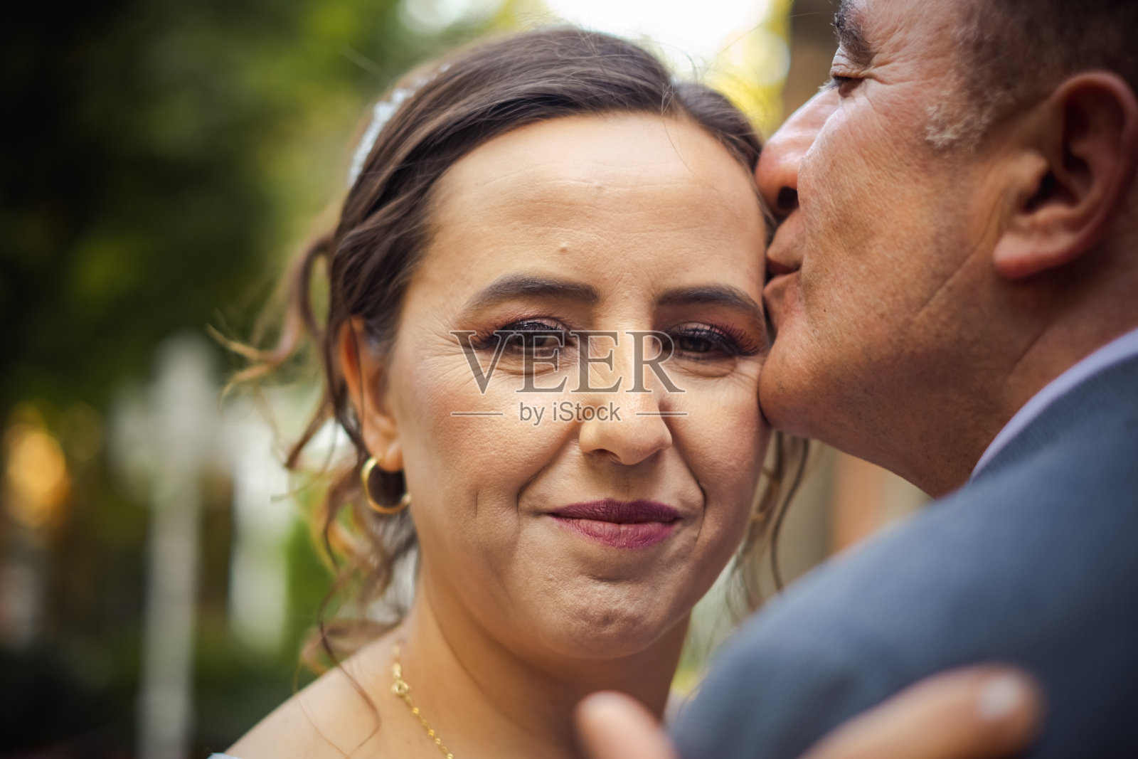 成熟的成人夫妇的婚礼照片摄影图片