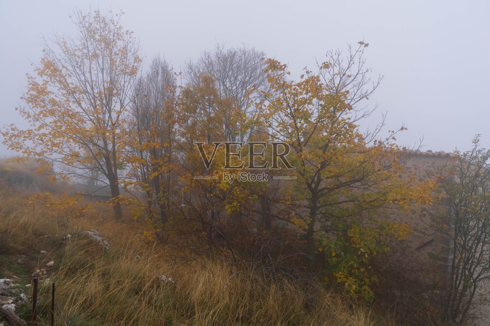 意大利阿布鲁佐山区秋日云雾连绵的山景照片摄影图片