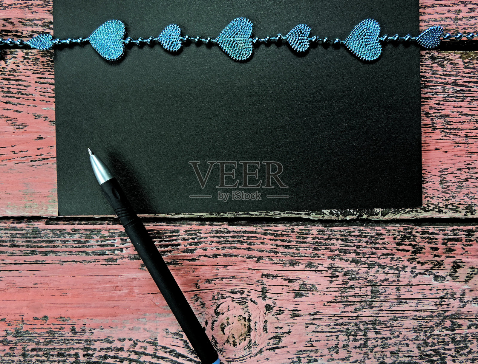 黑色明信片模型,装饰蓝心装饰在木制的乡村背景照片摄影图片