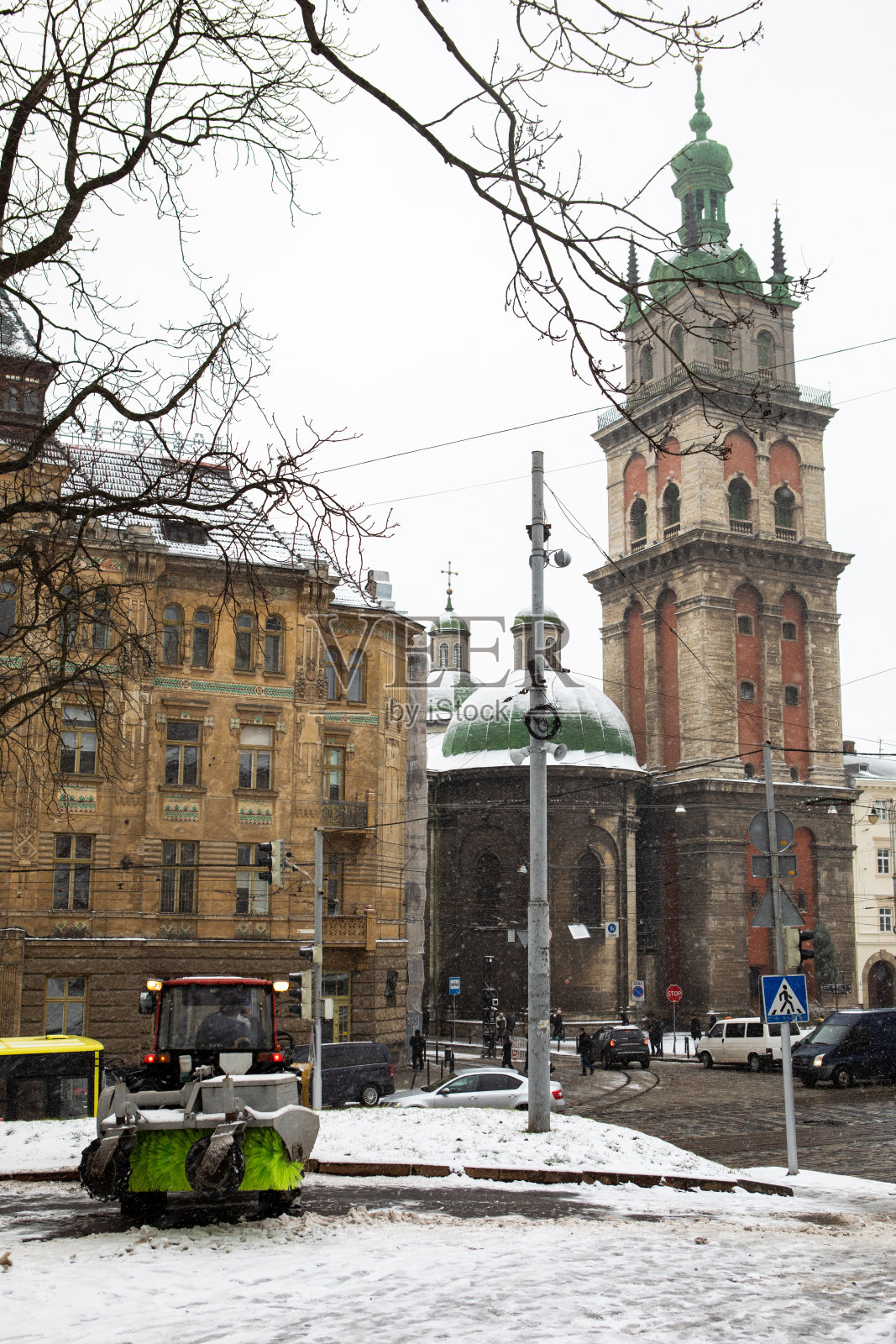 用除雪机拖拉机清扫雪城照片摄影图片