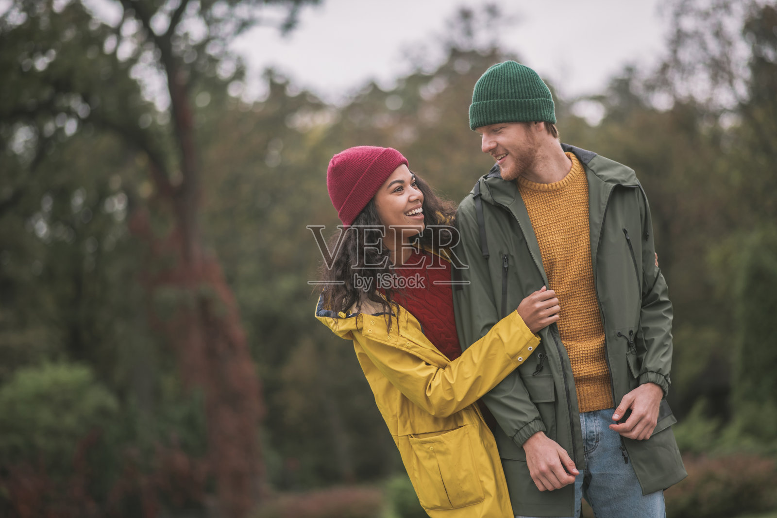 年轻夫妇在公园散步,心情愉快照片摄影图片