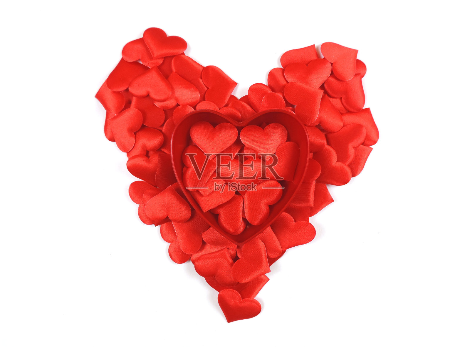 红色的心是由心组成的,在中央是一个充满心的心,孤立在白色的背景照片摄影图片