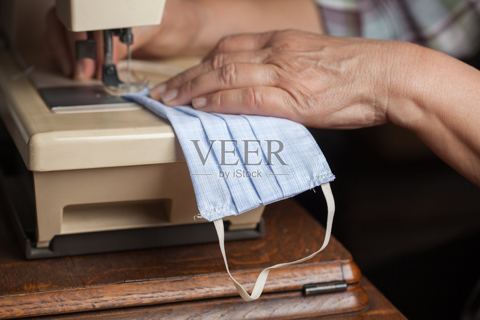 女人用手缝面膜照片摄影图片