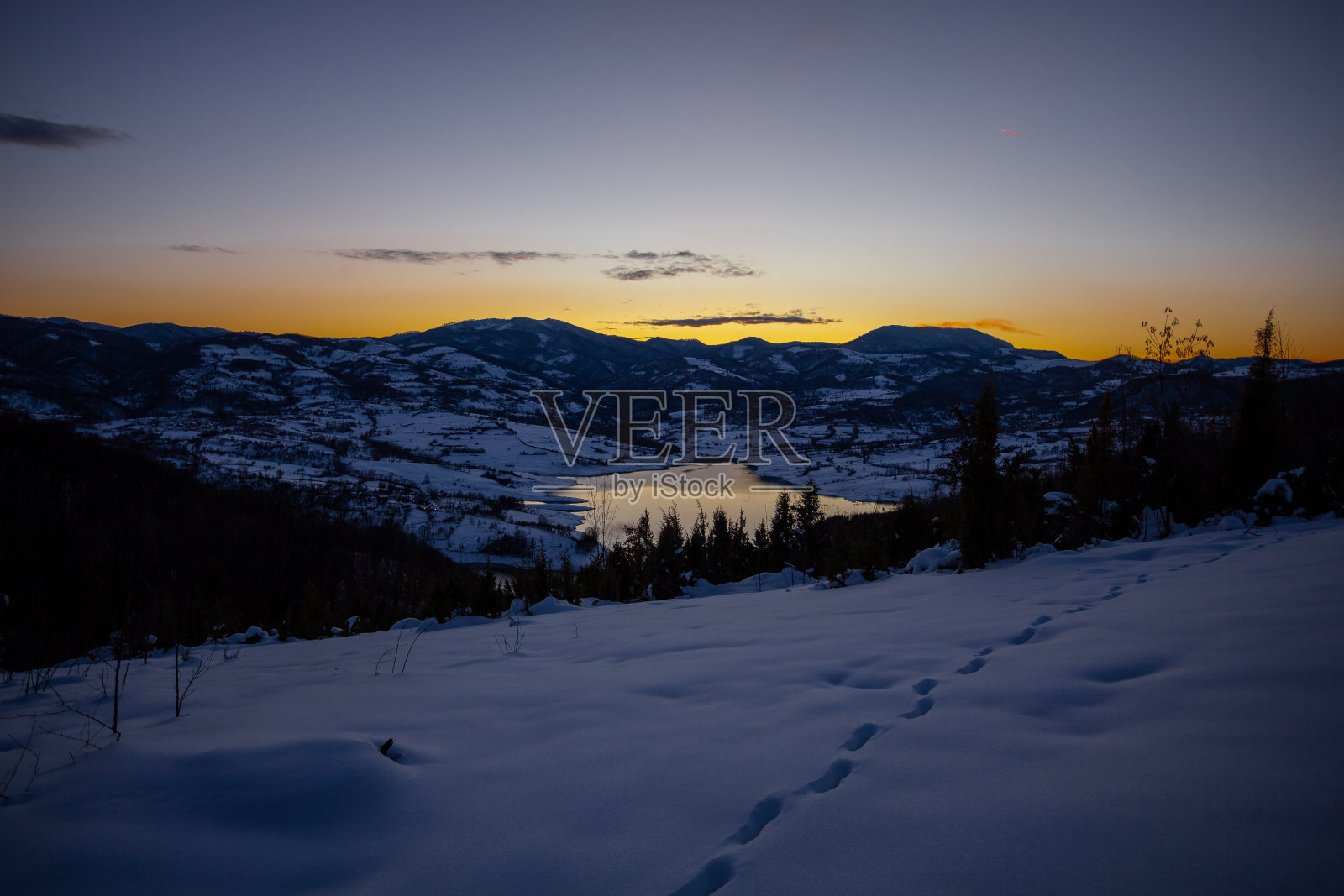 晚霞缤纷,傍晚在雪山湖,美丽的自然冬季景色照片摄影图片