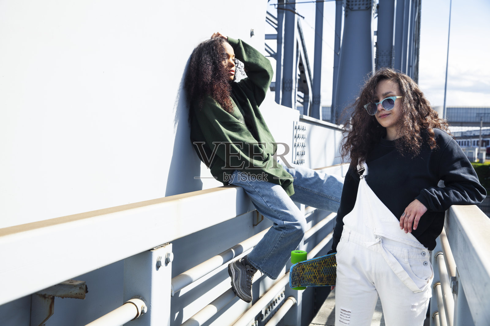 年轻可爱的少女一起在工业园区快乐地笑着玩,大城市的生活方式时尚的人照片摄影图片