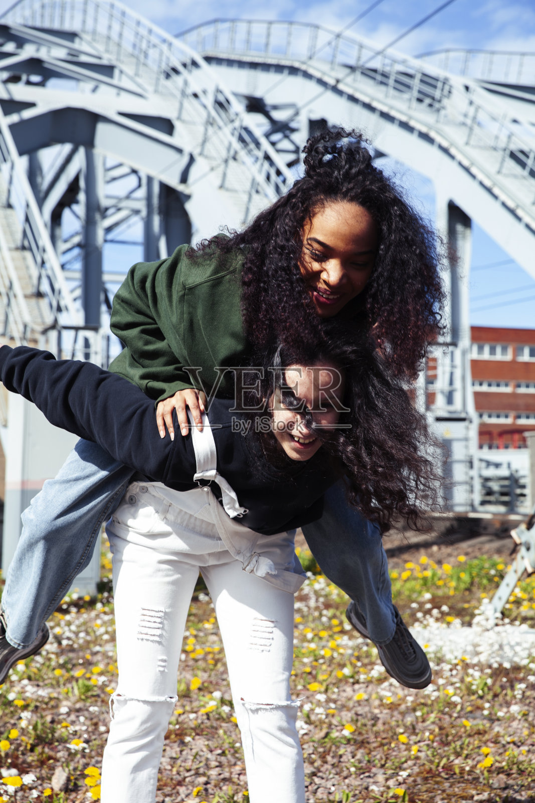 年轻可爱的少女一起在工业园区快乐地笑着玩,大城市的生活方式时尚的人照片摄影图片