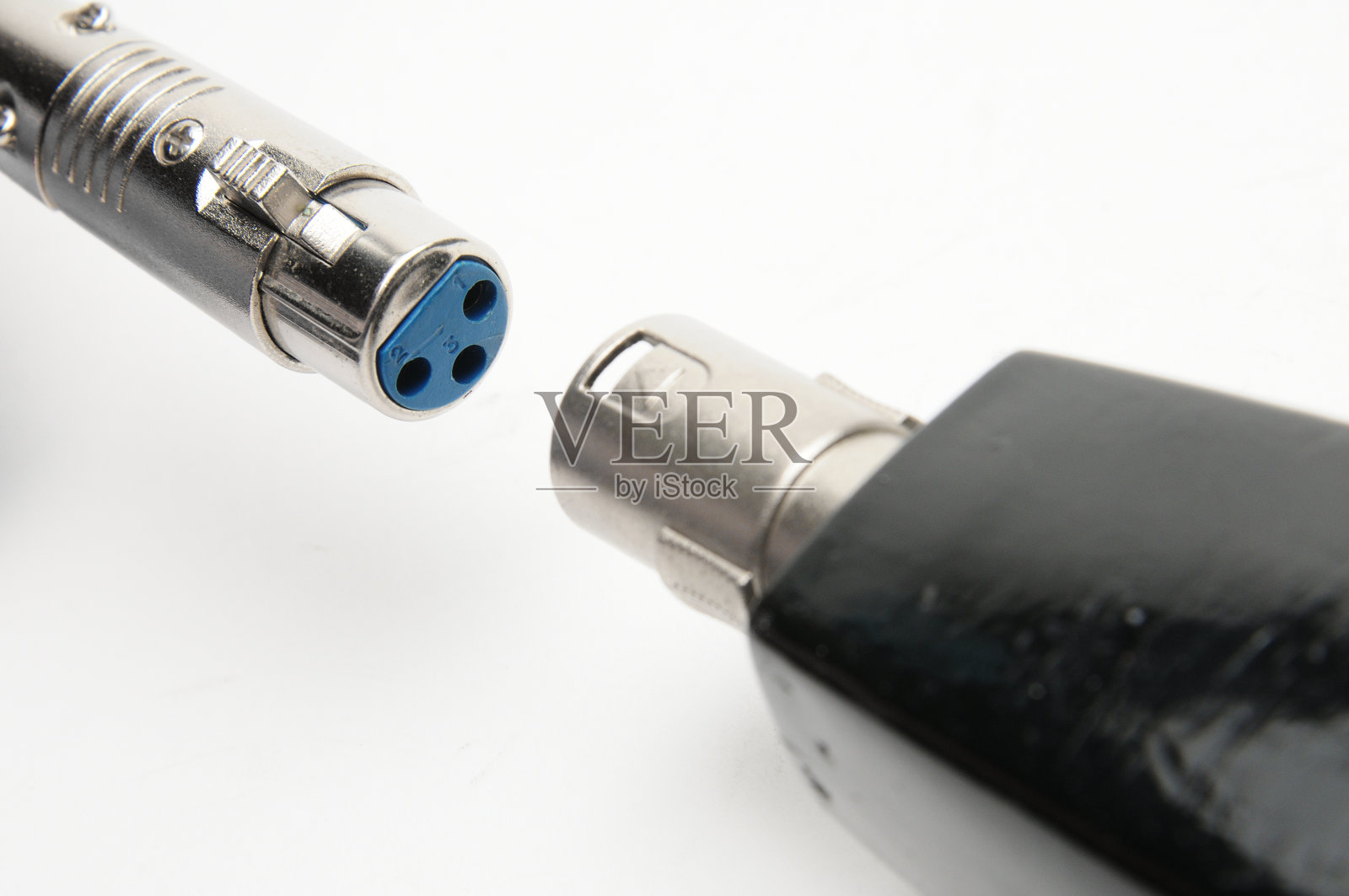 带有XLR连接器的音频线,用于白色背景上的麦克风和专业音频设备照片摄影图片