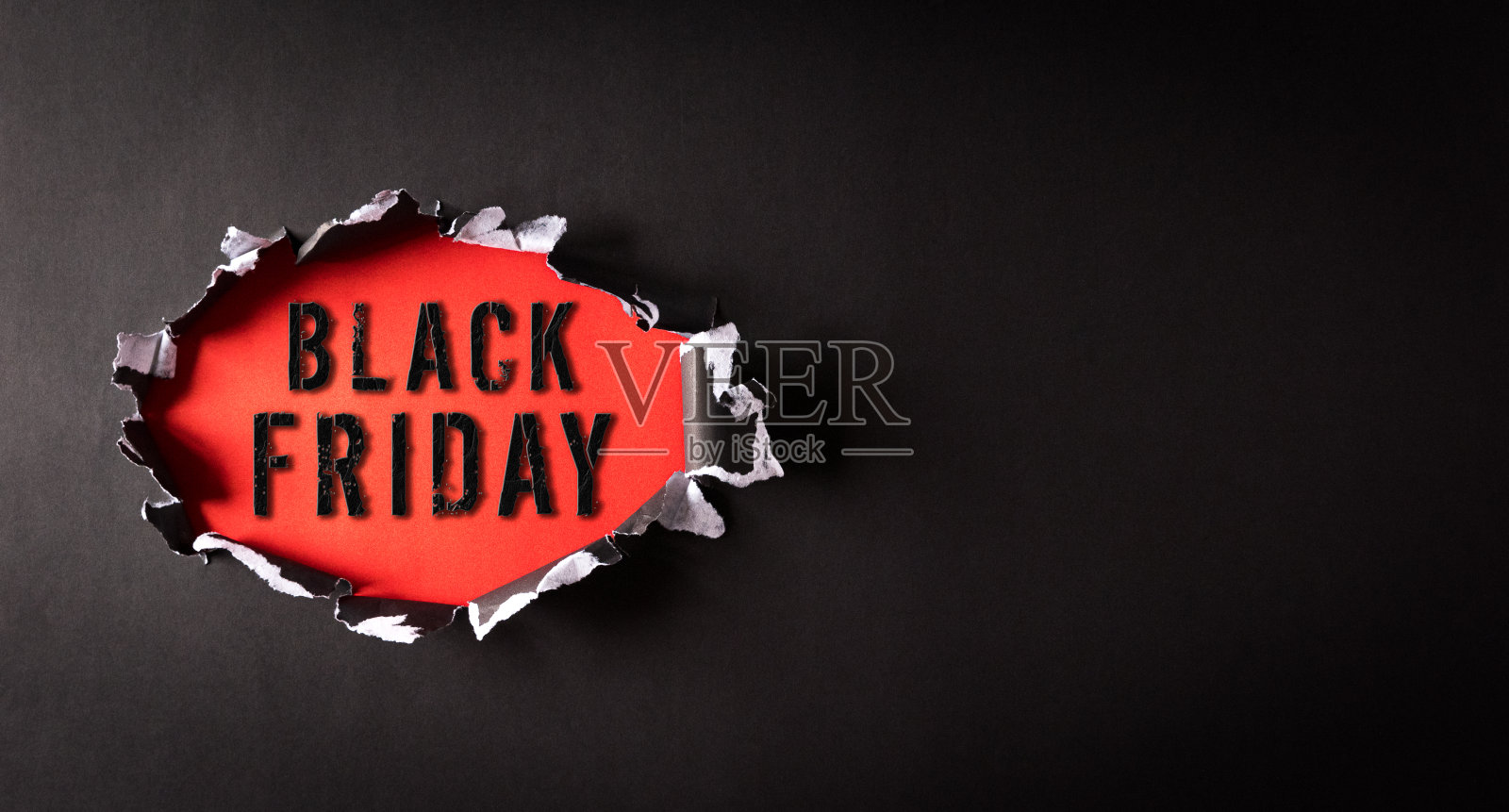 顶视图黑色撕破的纸和文本黑色星期五的背面和红色背景。“黑色星期五”组成。照片摄影图片
