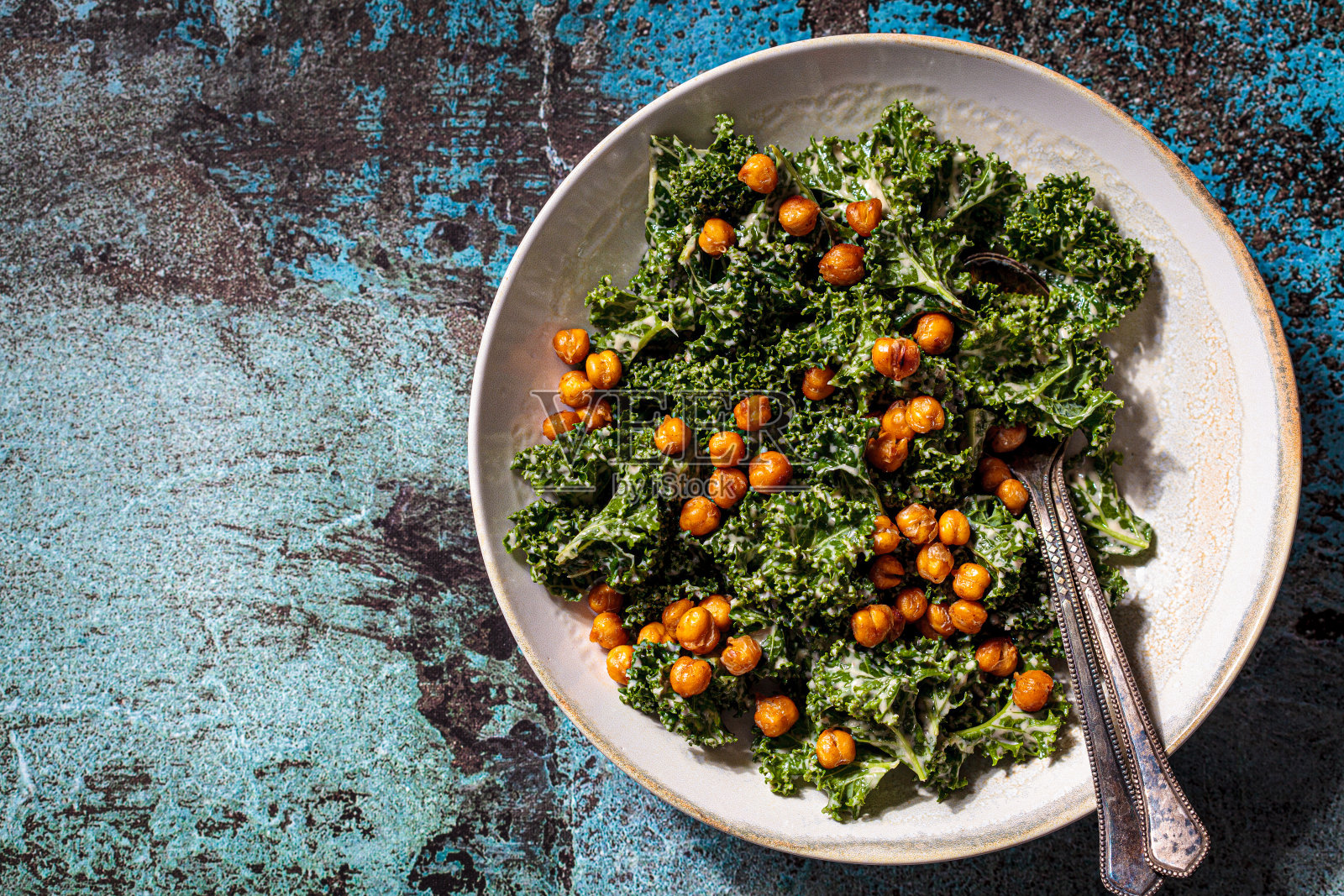 素食凯撒沙拉。白碗甘蓝炒鹰嘴豆沙拉,俯视图。素食食品的概念。照片摄影图片