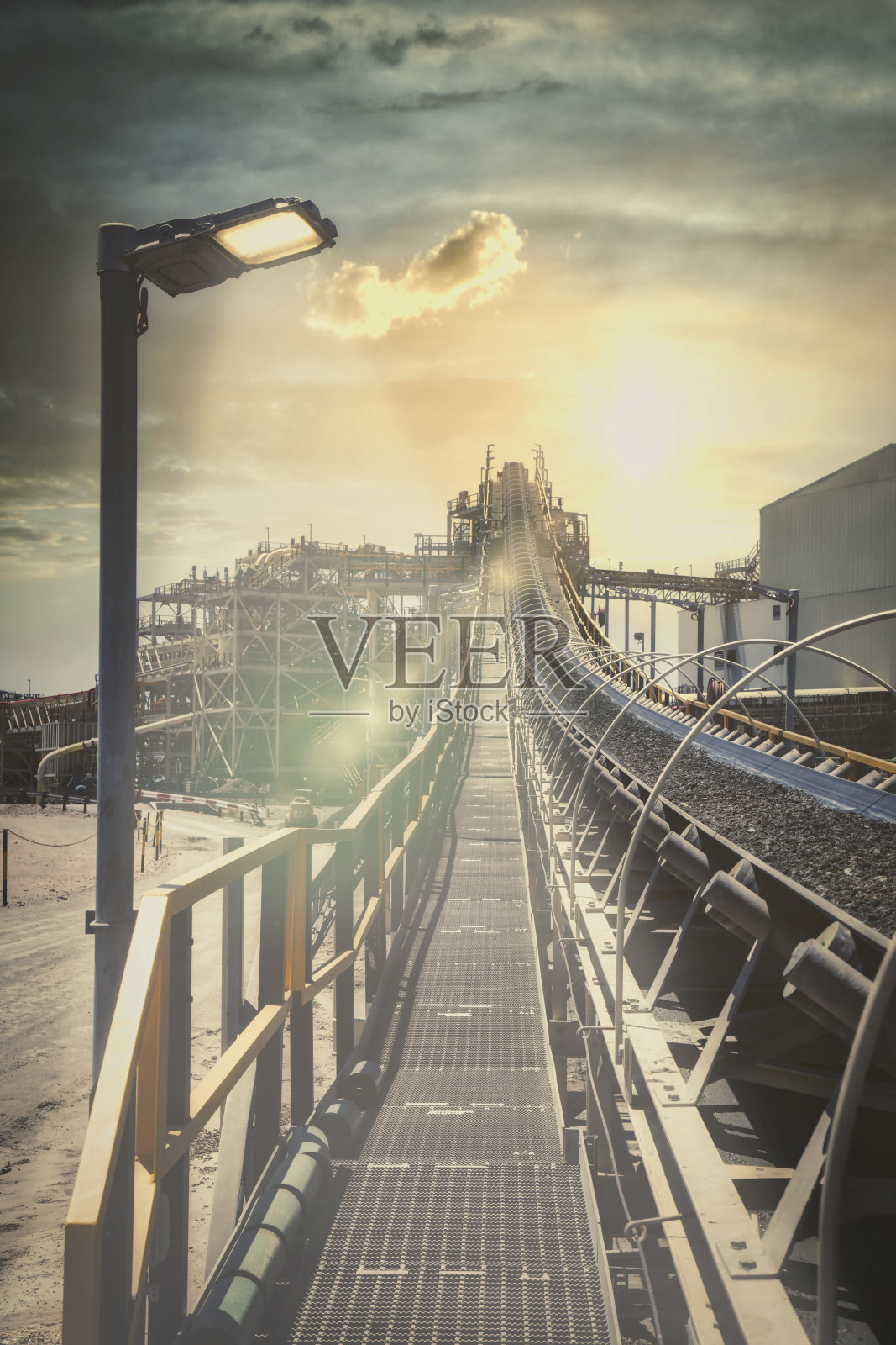 钻石矿日落时的传送带照片摄影图片