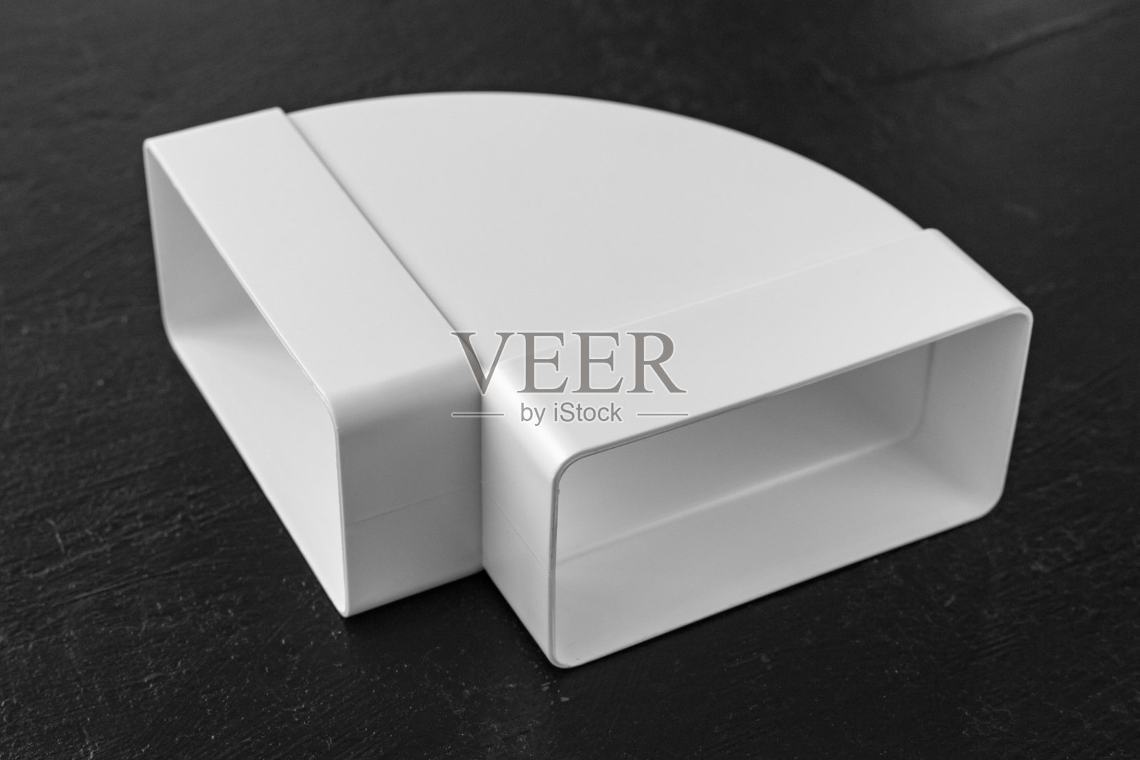 塑料肘成直角。厨房内用于装配通风、风管或通风罩的部件照片摄影图片