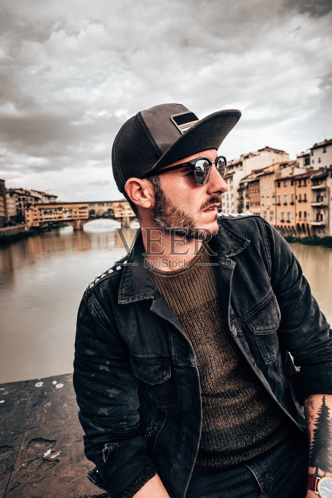 佛罗伦萨的游客对韦基奥桥照片摄影图片