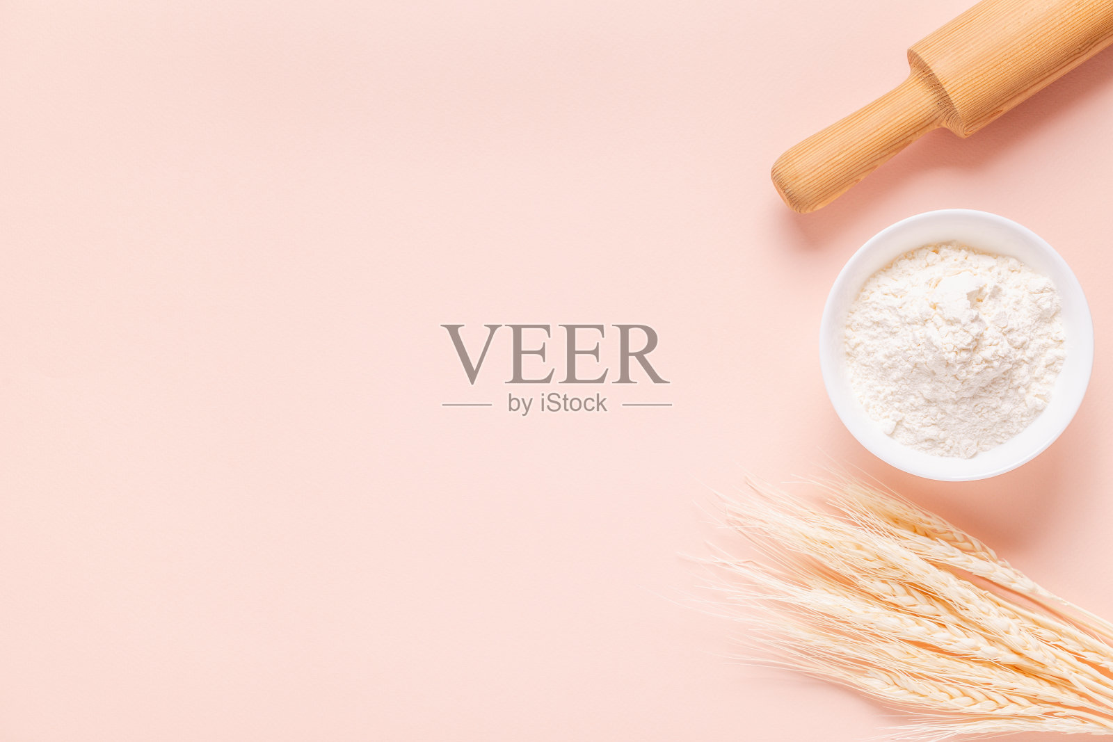 在淡粉色背景上烘烤的配料照片摄影图片