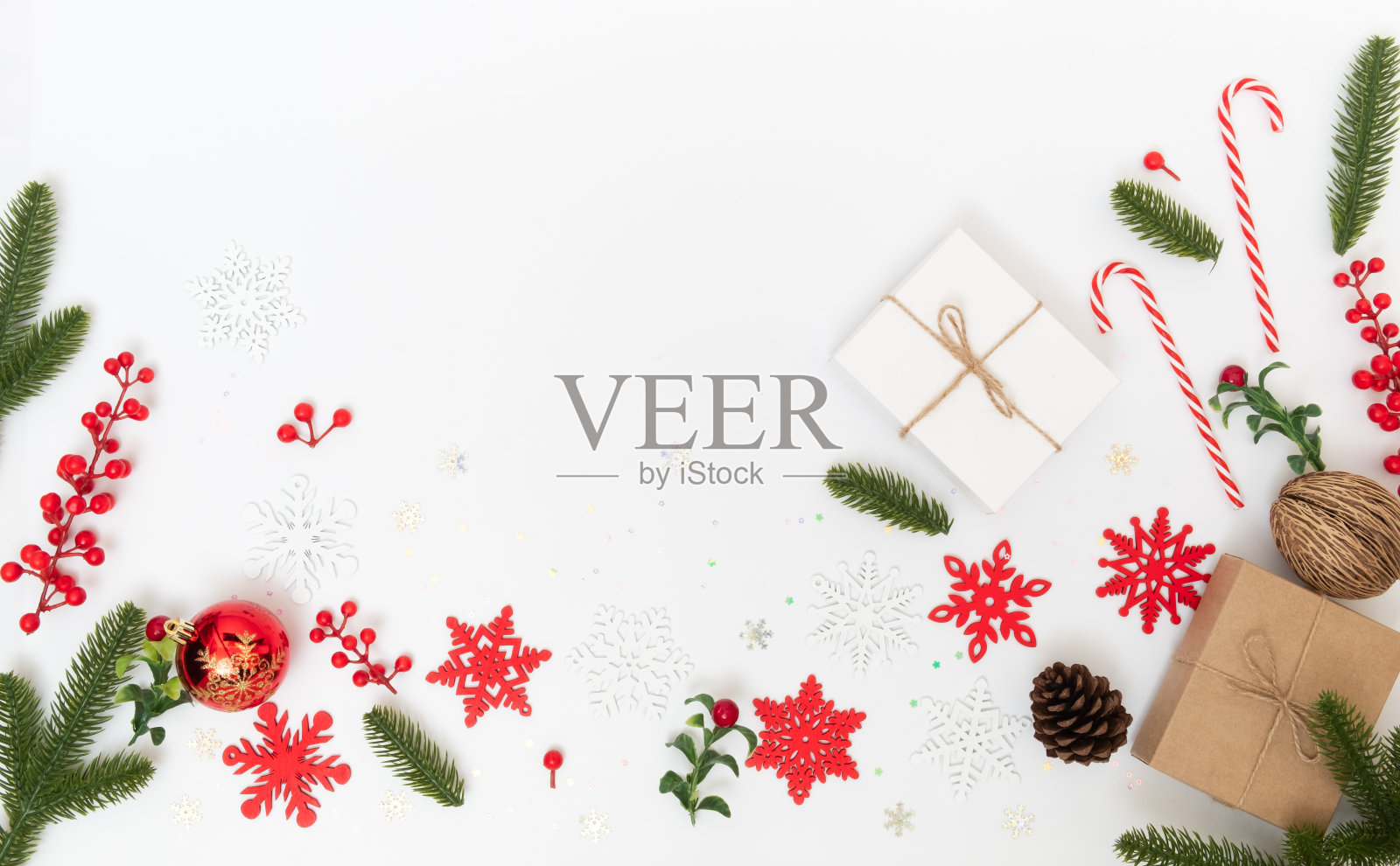 圣诞节日的构图和装饰在白色的背景与礼物盒和松枝照片摄影图片