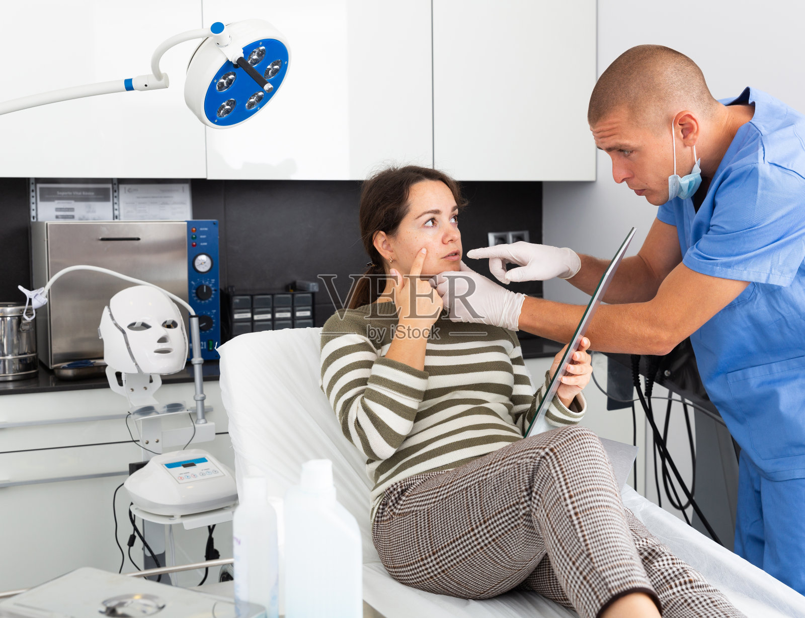 正在诊所咨询医生的妇女照片摄影图片