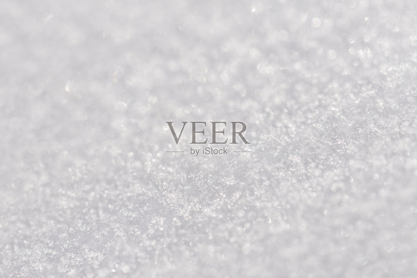 冬季雪自然模糊抽象白色美丽的背景与雪花特写。圣诞节模糊闪亮的散景。照片摄影图片