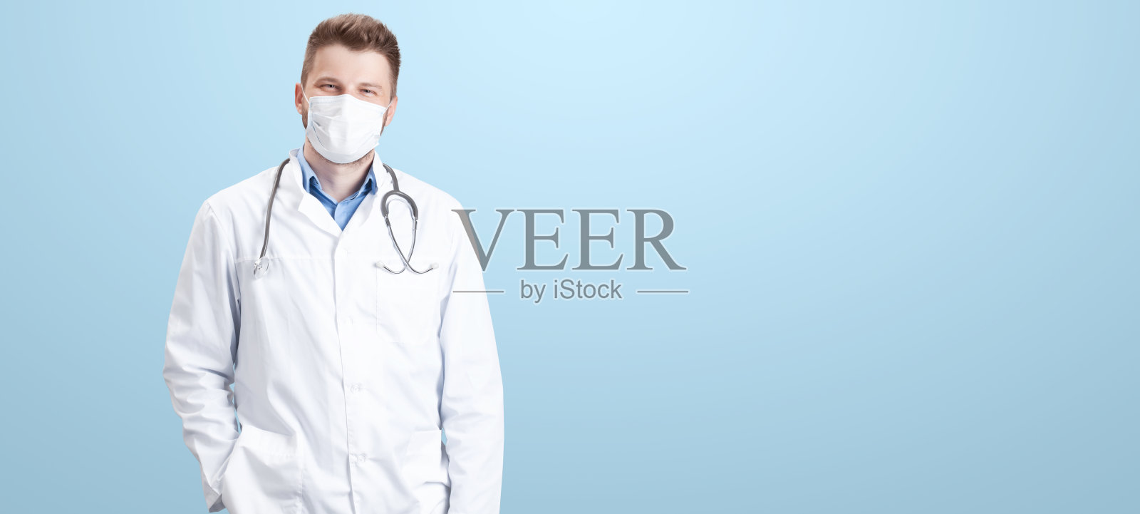 抗击新型冠状病毒的青年医生照片摄影图片