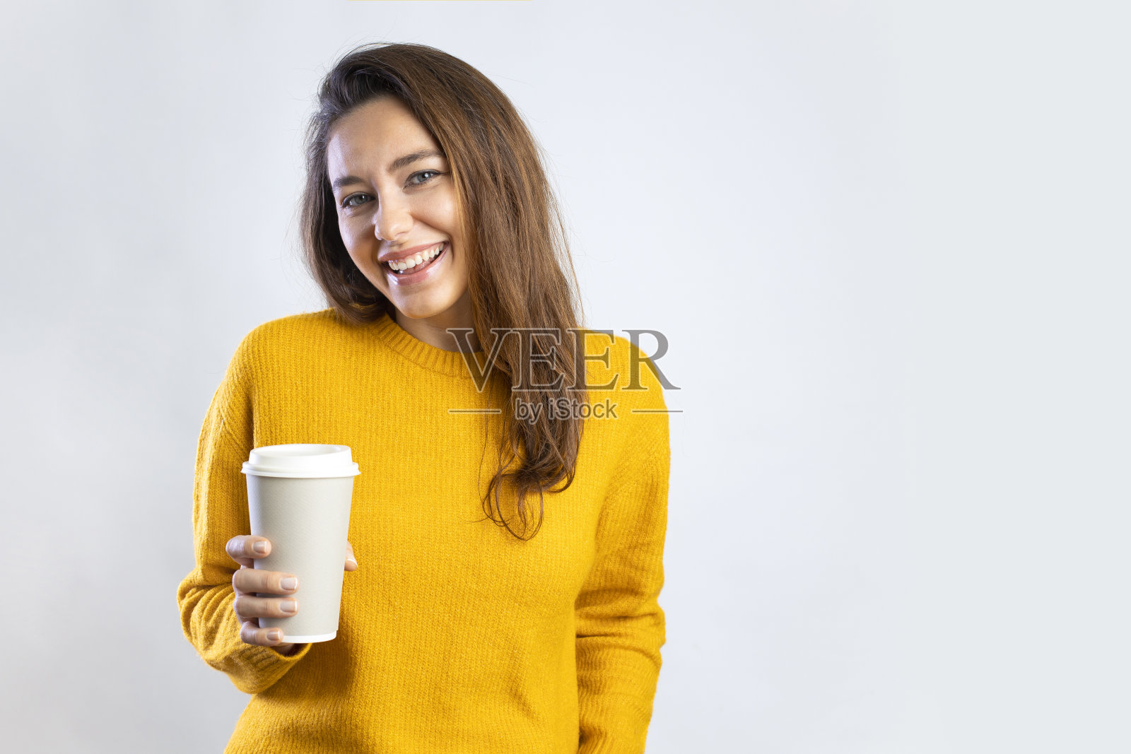 年轻女子用纸杯喝咖啡照片摄影图片