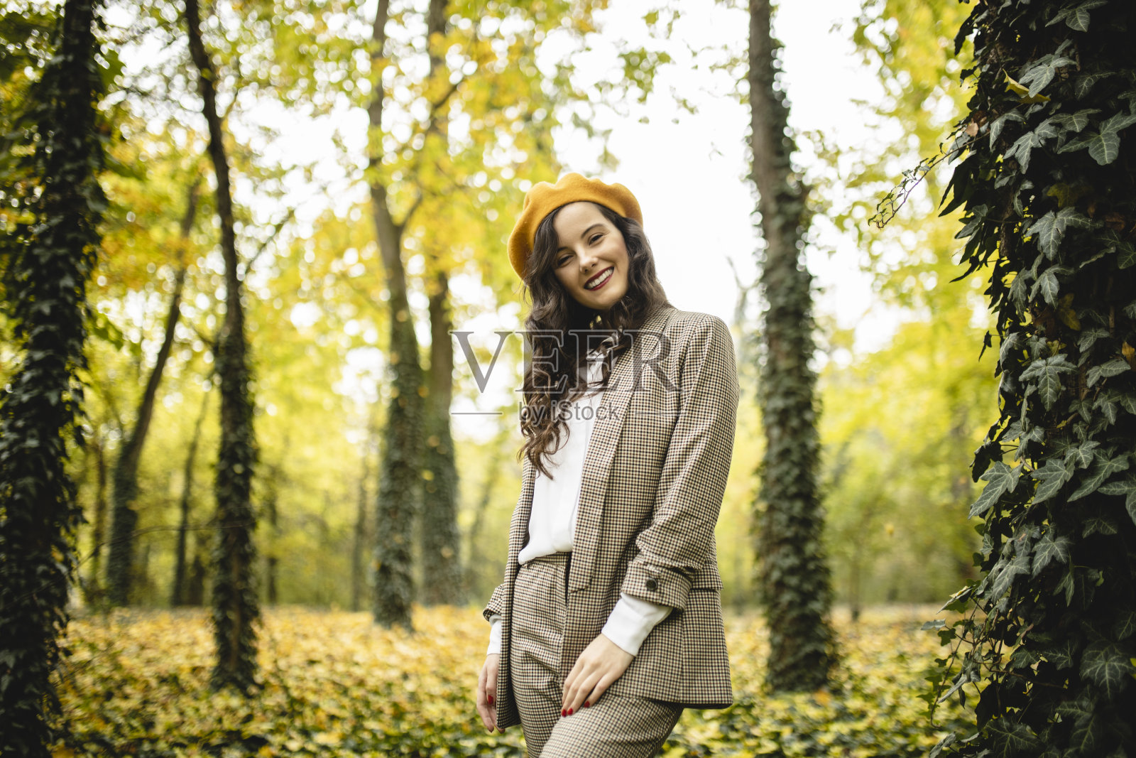 年轻时尚女性享受自然的肖像照片摄影图片