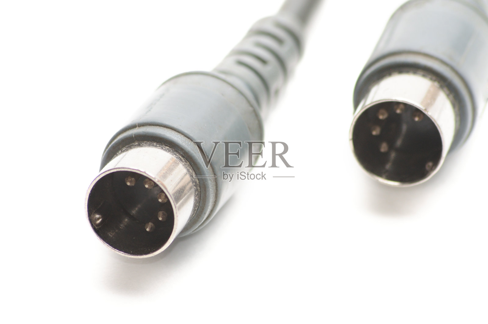 白色背景上带有DIN插头的立体声模拟电缆照片摄影图片