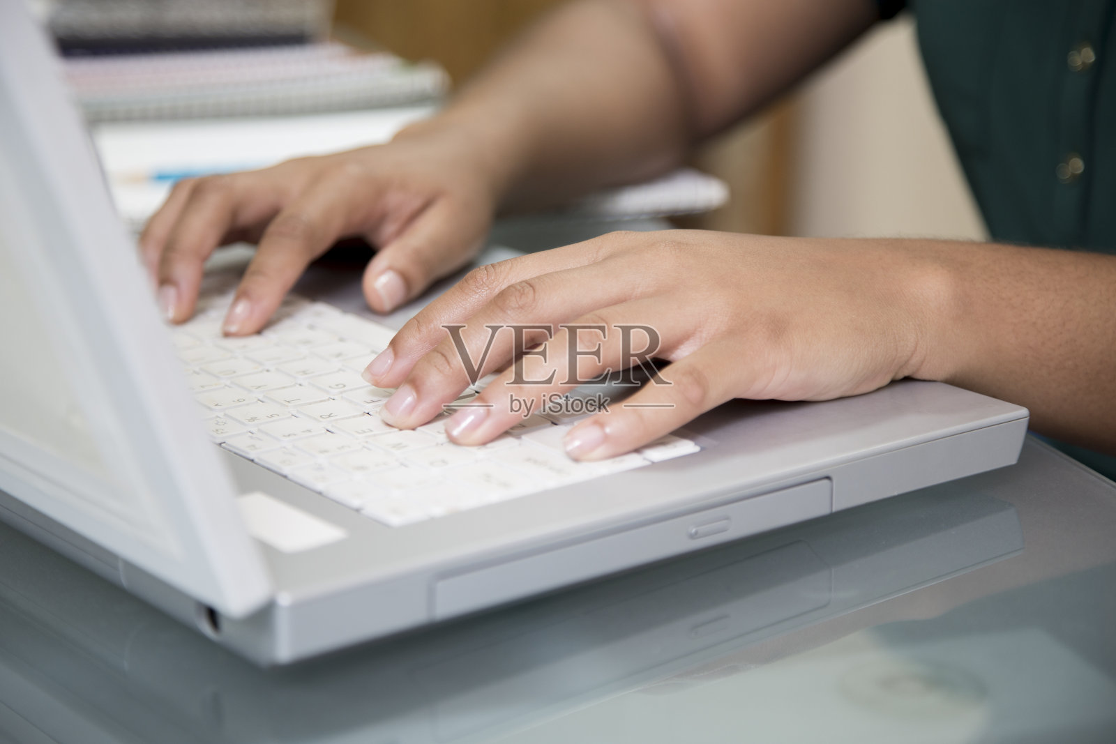 大学生宿舍在线课堂设置。照片摄影图片