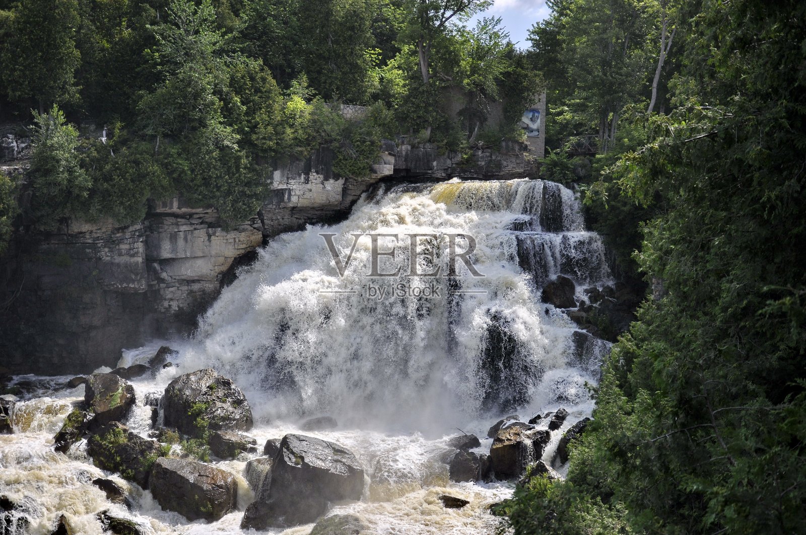 加拿大安大略省欧文湾附近的英格利斯瀑布。照片摄影图片