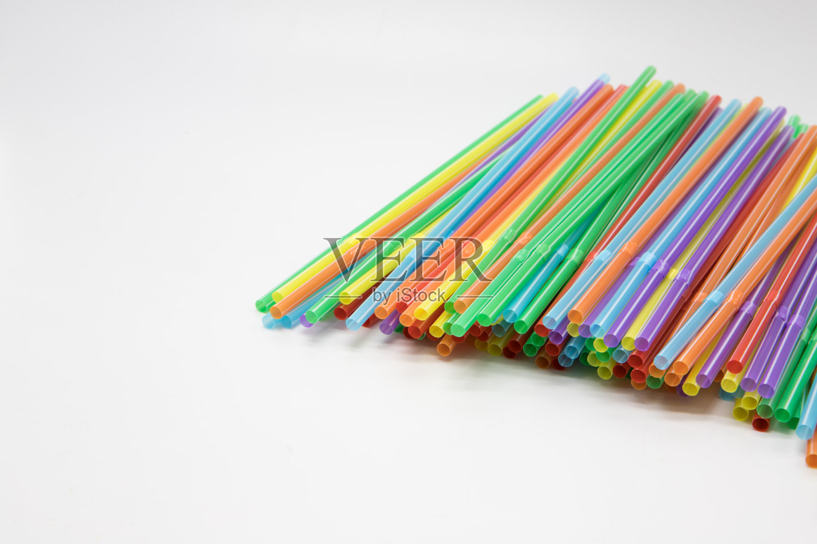 彩色塑料吸管,白色背景,有拷贝空间照片摄影图片