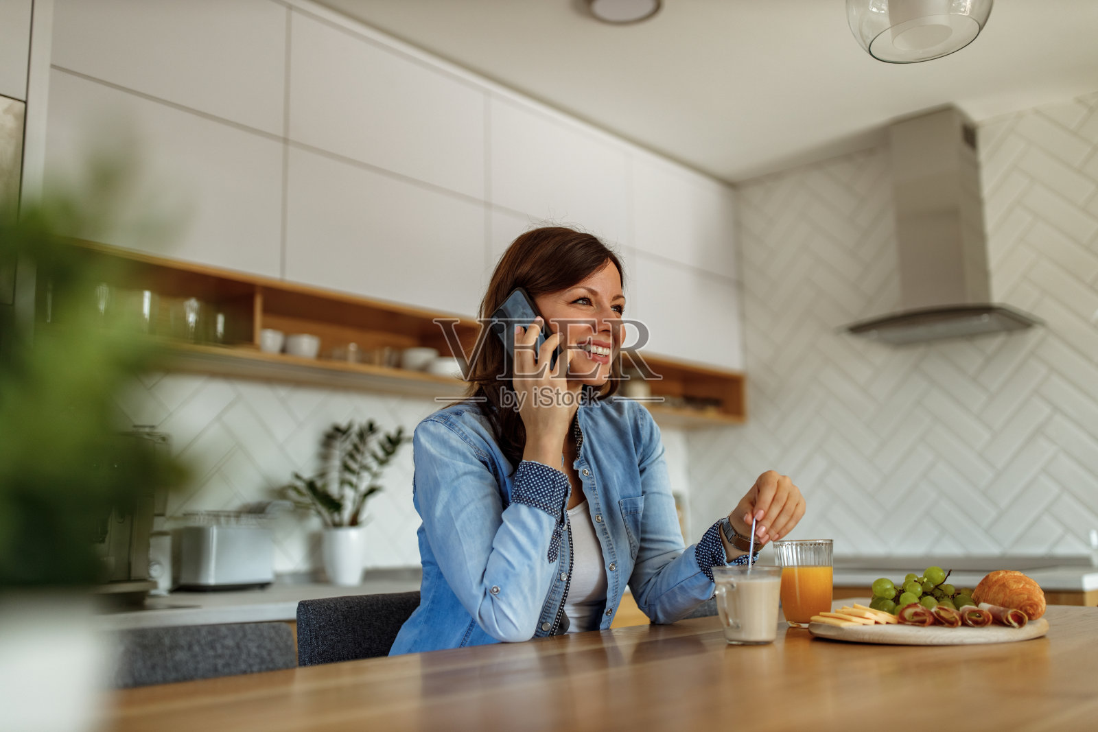 积极的氛围,享受独处。照片摄影图片