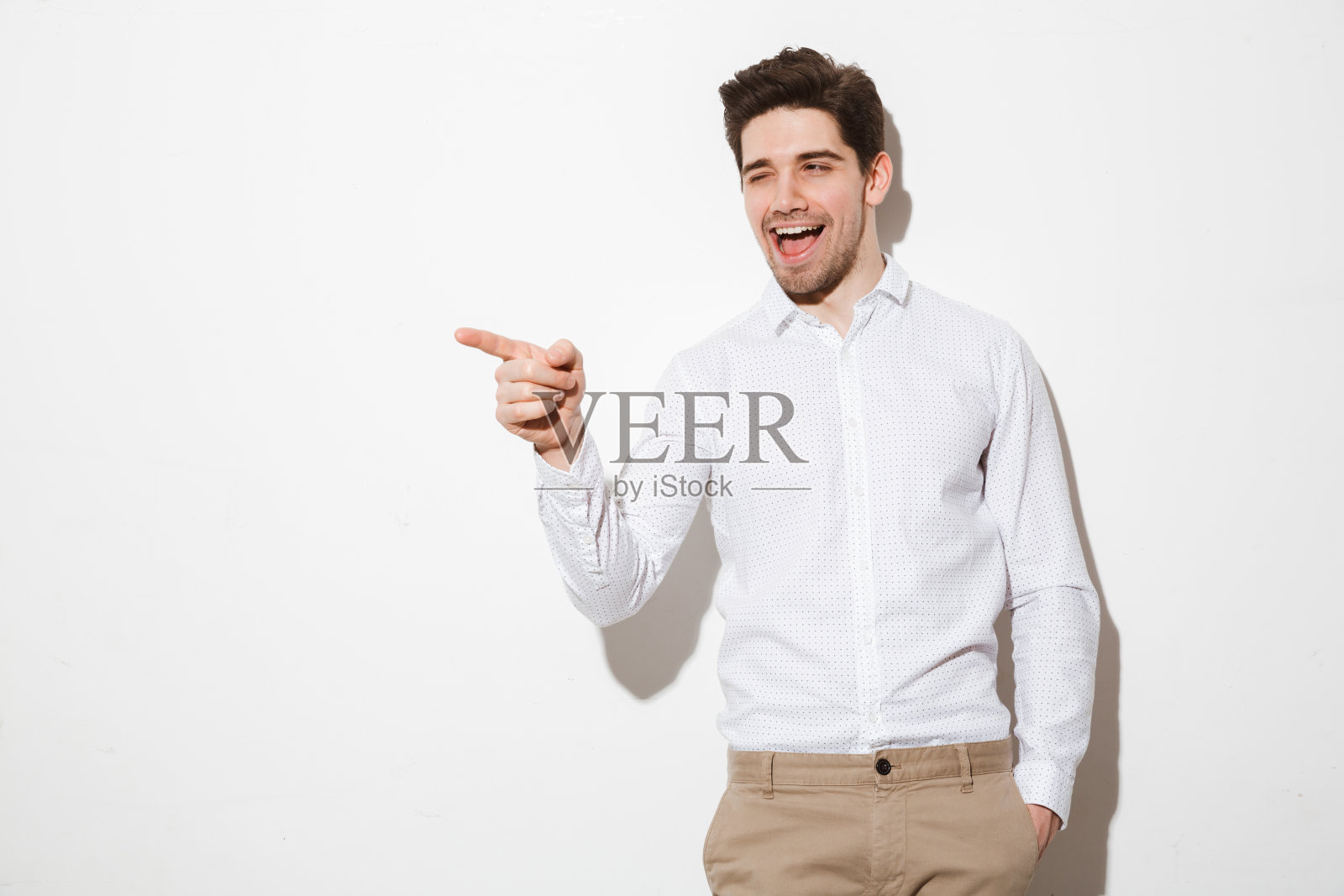 一个穿着衬衫的年轻人的肖像照片摄影图片