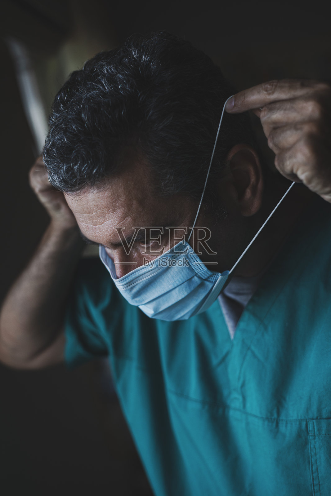 医生讲解如何在流感大流行期间戴上防护口罩照片摄影图片