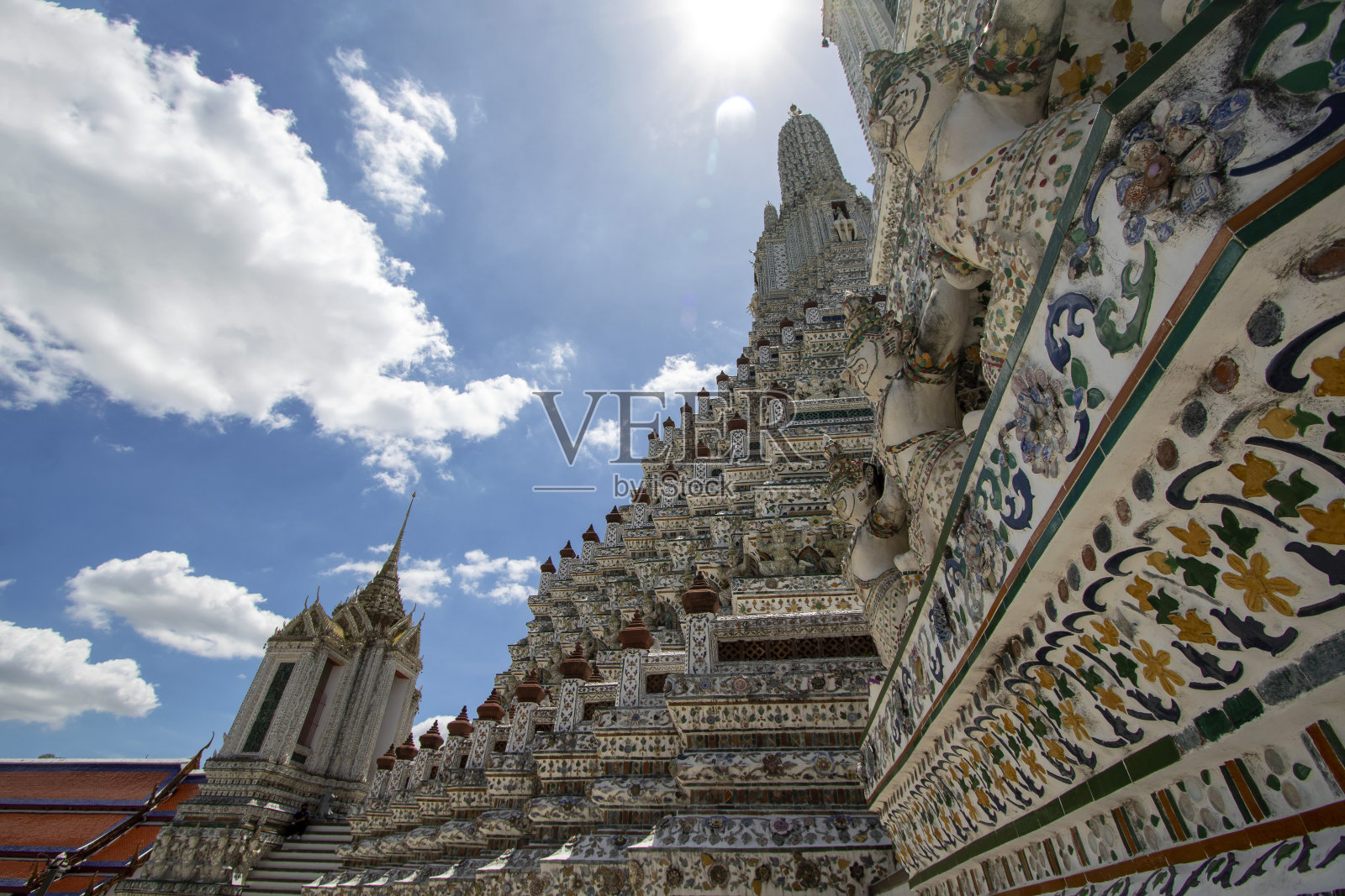 Wat Arun Rachawararam是一座美丽的寺庙,也是泰国的主要旅游景点之一照片摄影图片