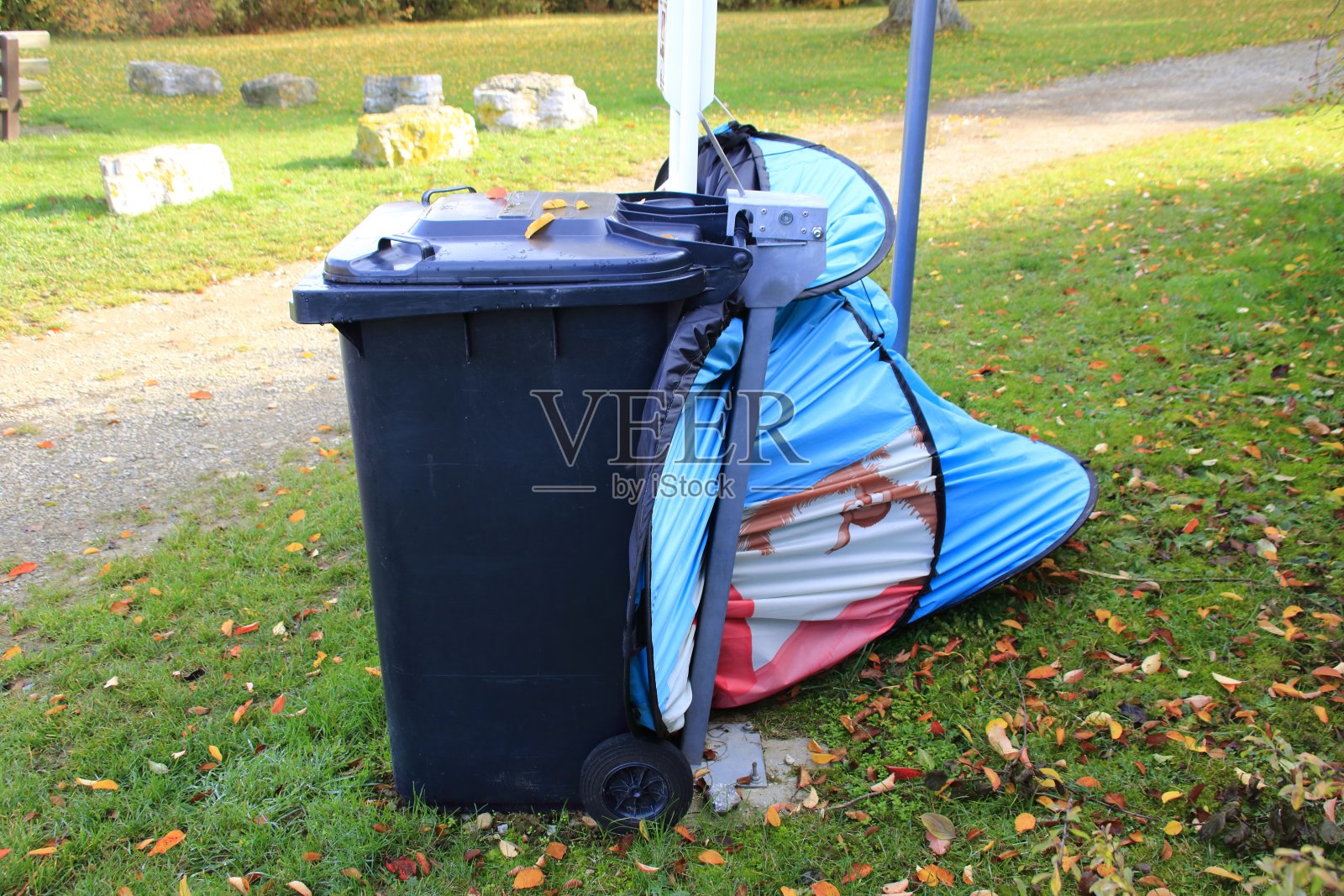 废物被非法堆放在公共垃圾箱里照片摄影图片