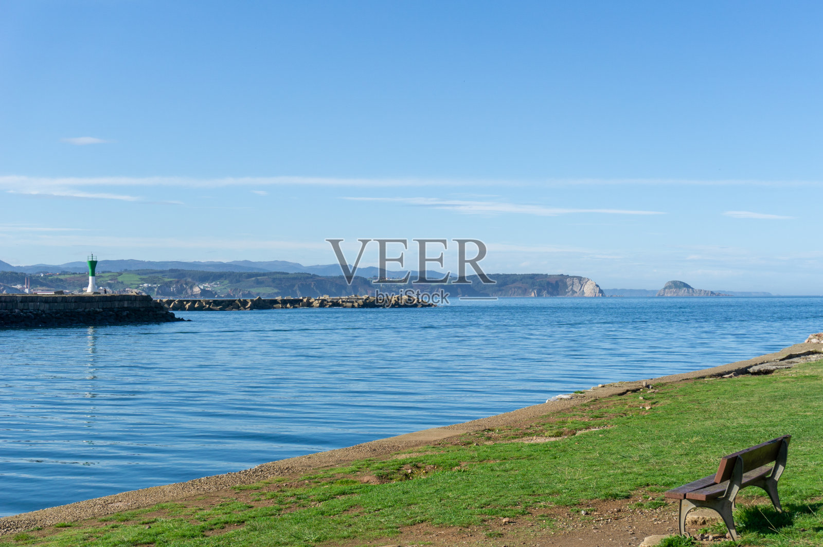 进入西班牙北部阿维莱斯港和阿维莱斯河的海峡照片摄影图片