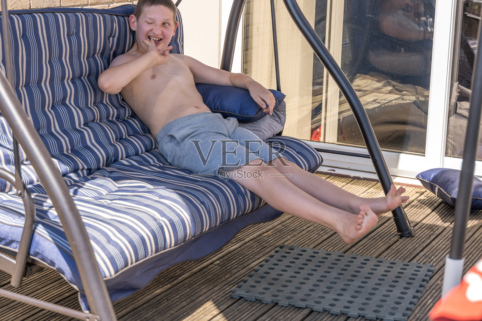 残障人士在后院晒日光浴照片摄影图片