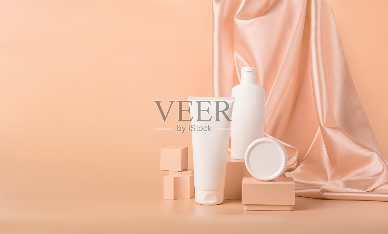 化妆品瓶管瓶子白色在现代抽象讲台上粉彩背景照片摄影图片