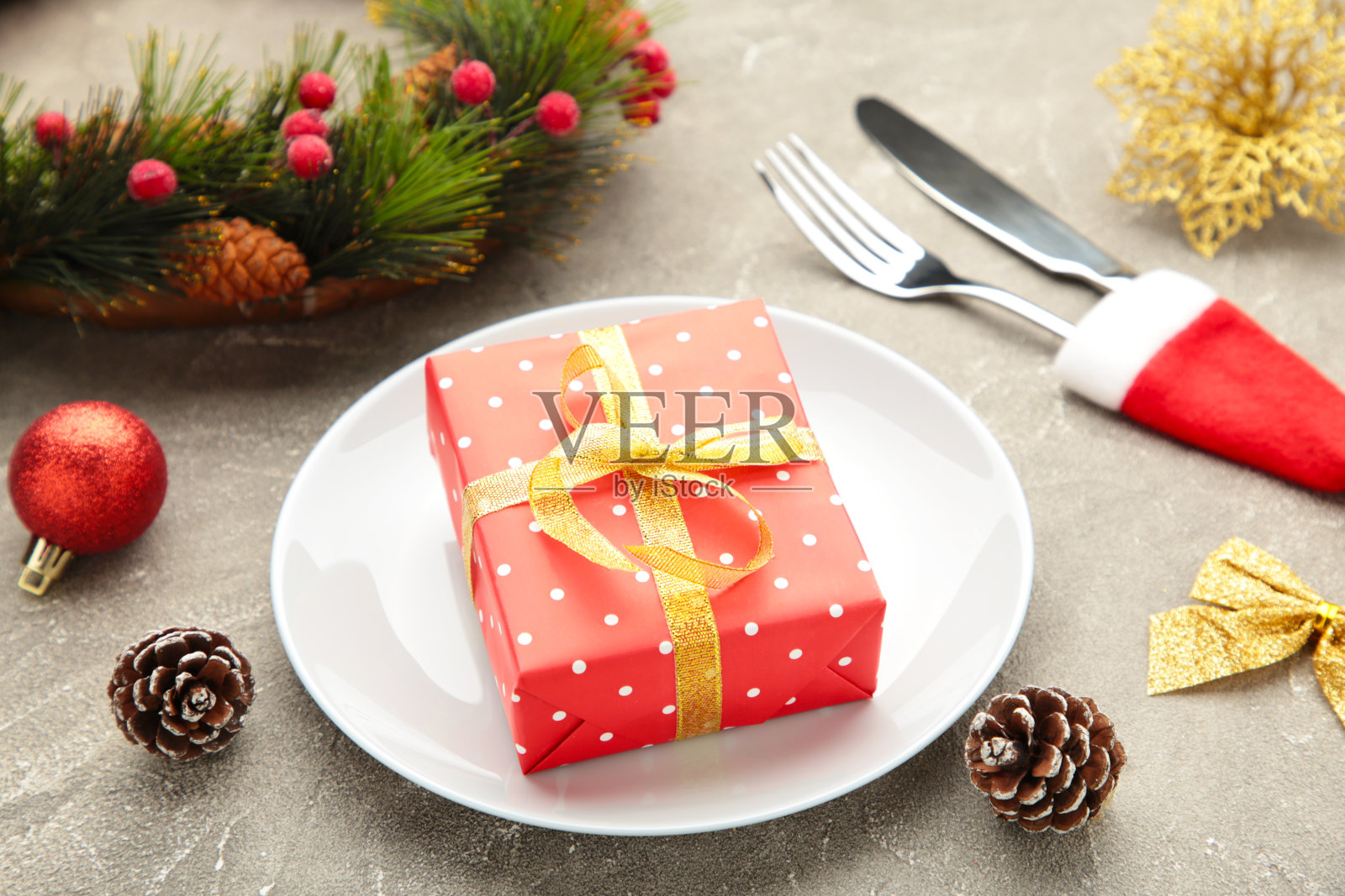 圣诞晚餐背景与装饰灰色。从上面的观点照片摄影图片