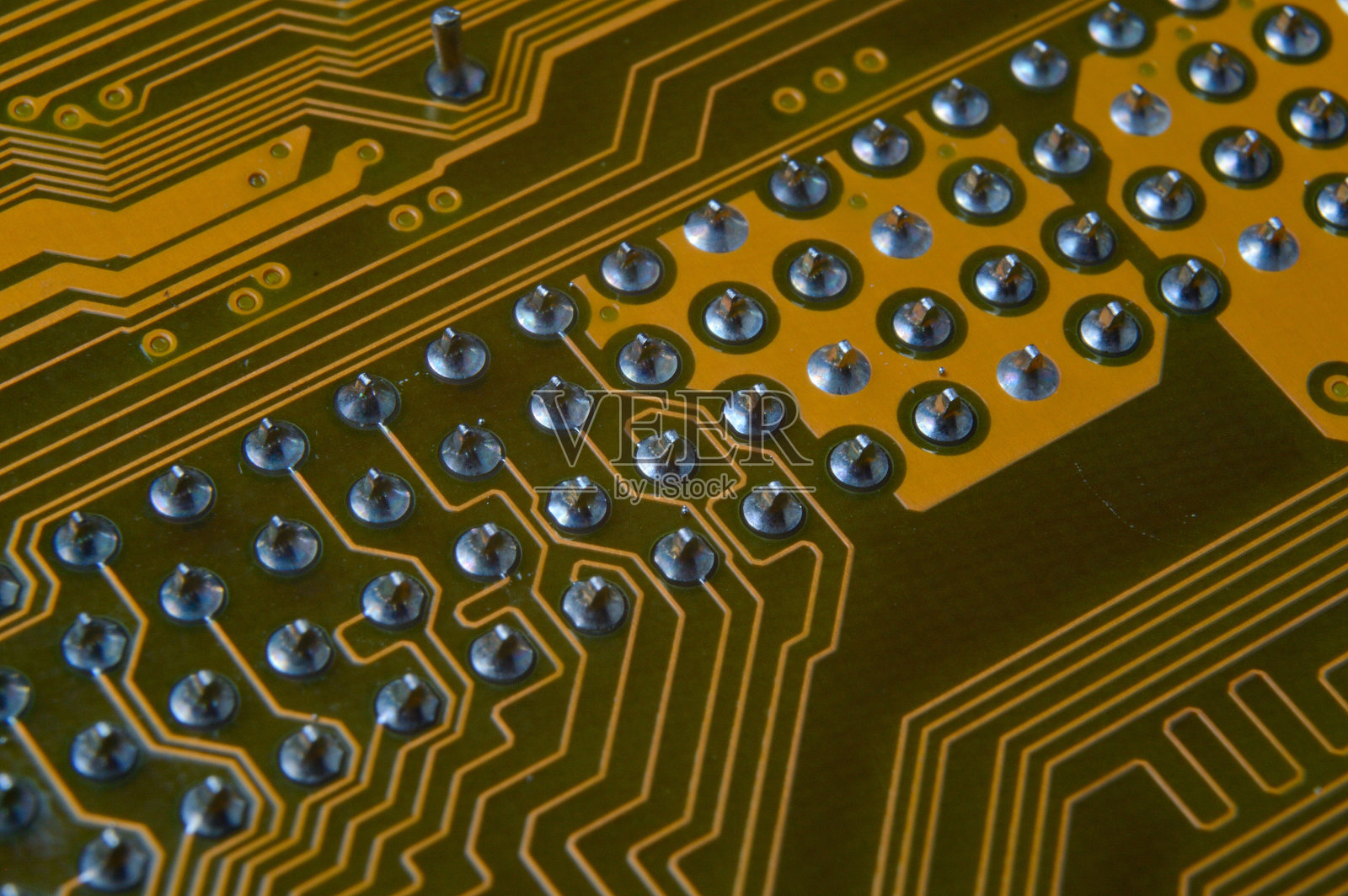 主板背面的引脚特写。照片摄影图片