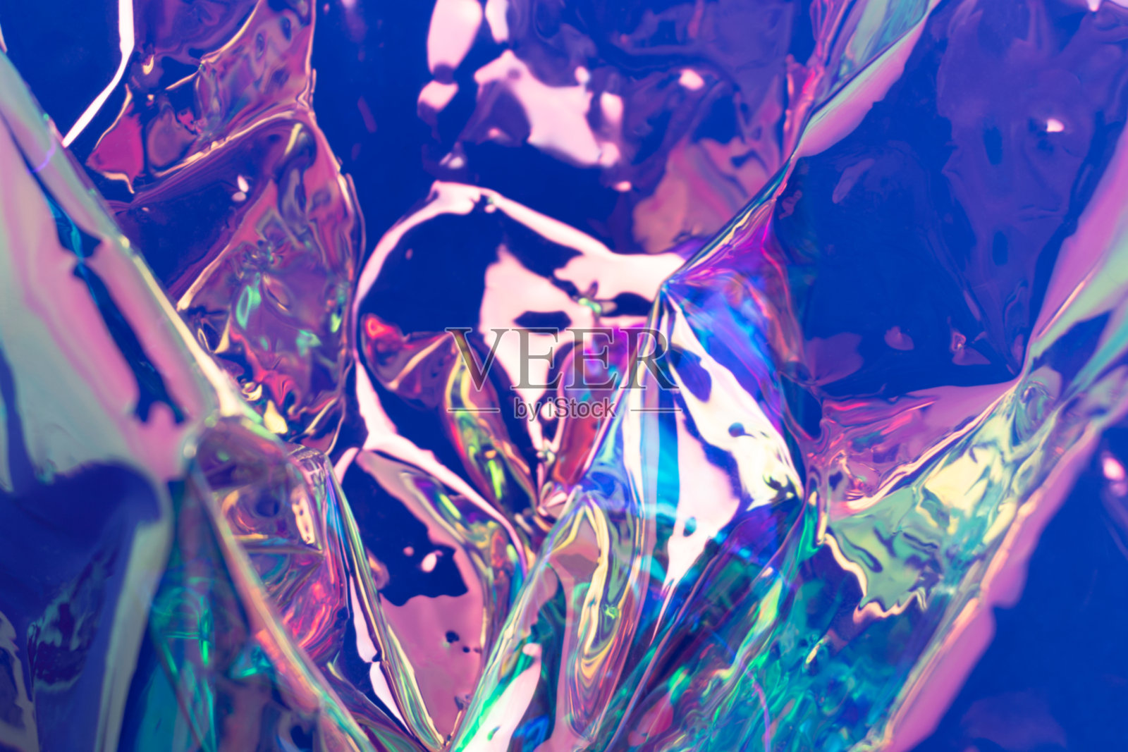 紫色模糊全息墙纸。褶皱的箔纹理与反射。照片摄影图片