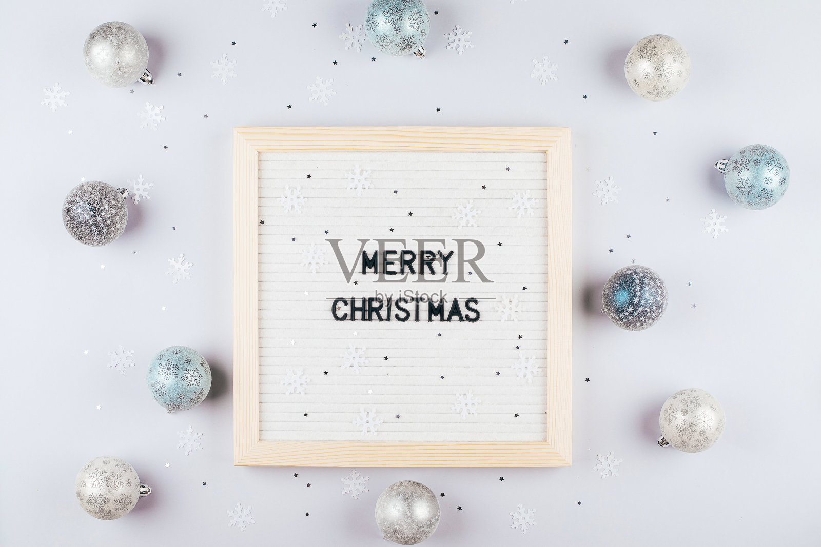 银色纸屑和圣诞球背景,带有圣诞快乐文本的灯箱,扁平风格照片摄影图片