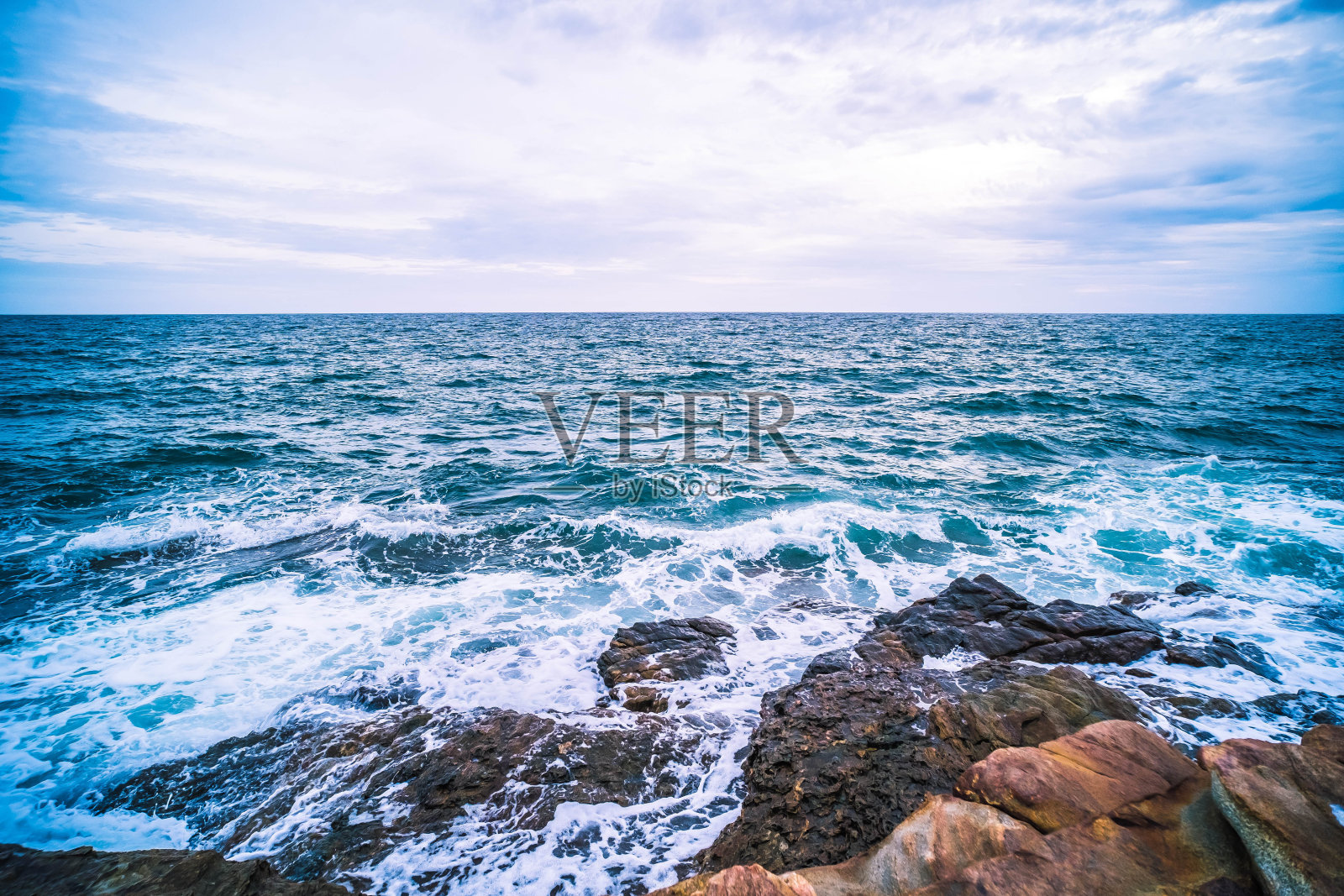 海与平稳的波浪和岩石景观罗永泰照片摄影图片