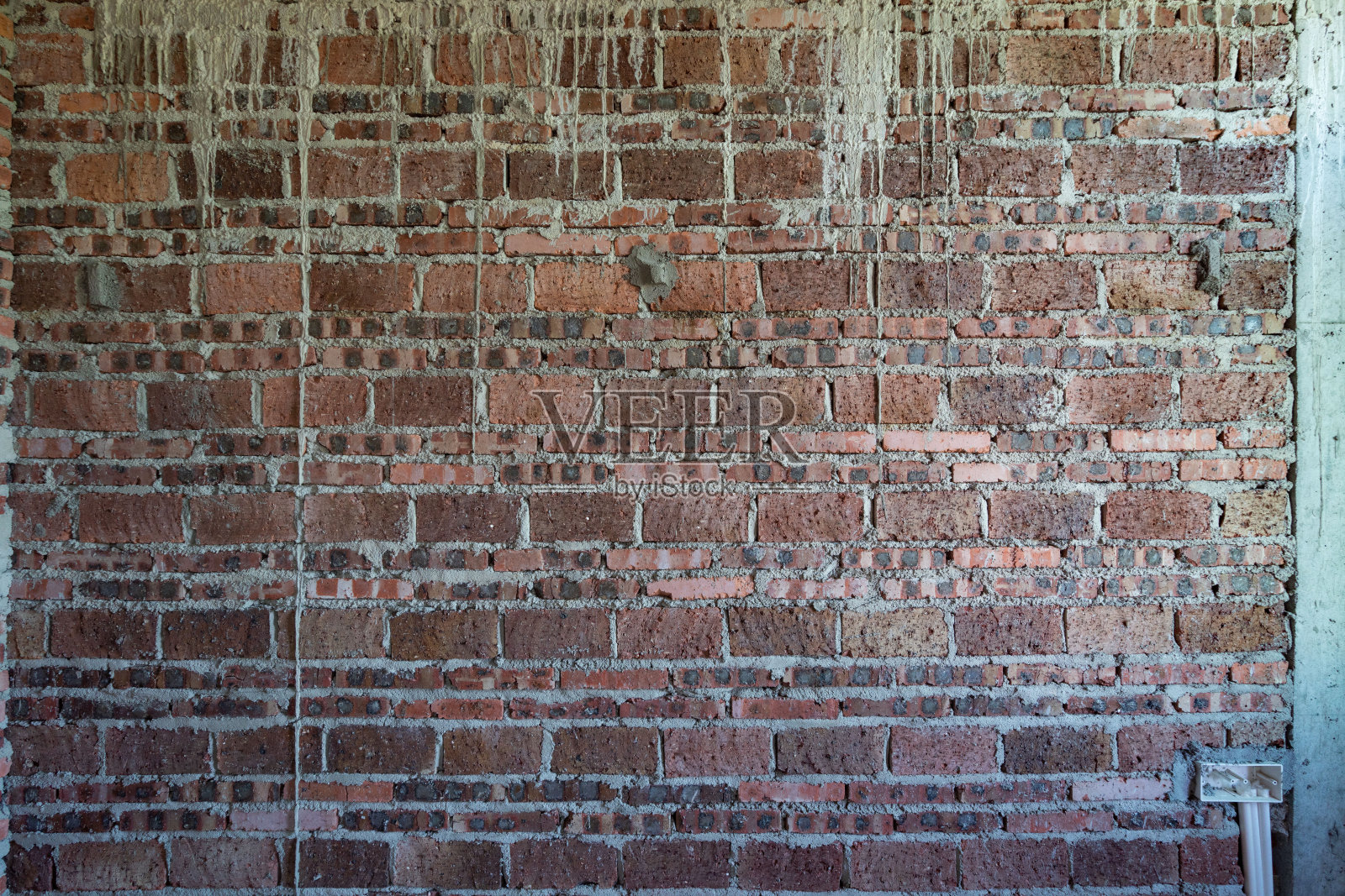 一间正在建造的粗糙房屋中的房间,红砖混凝土结构照片摄影图片