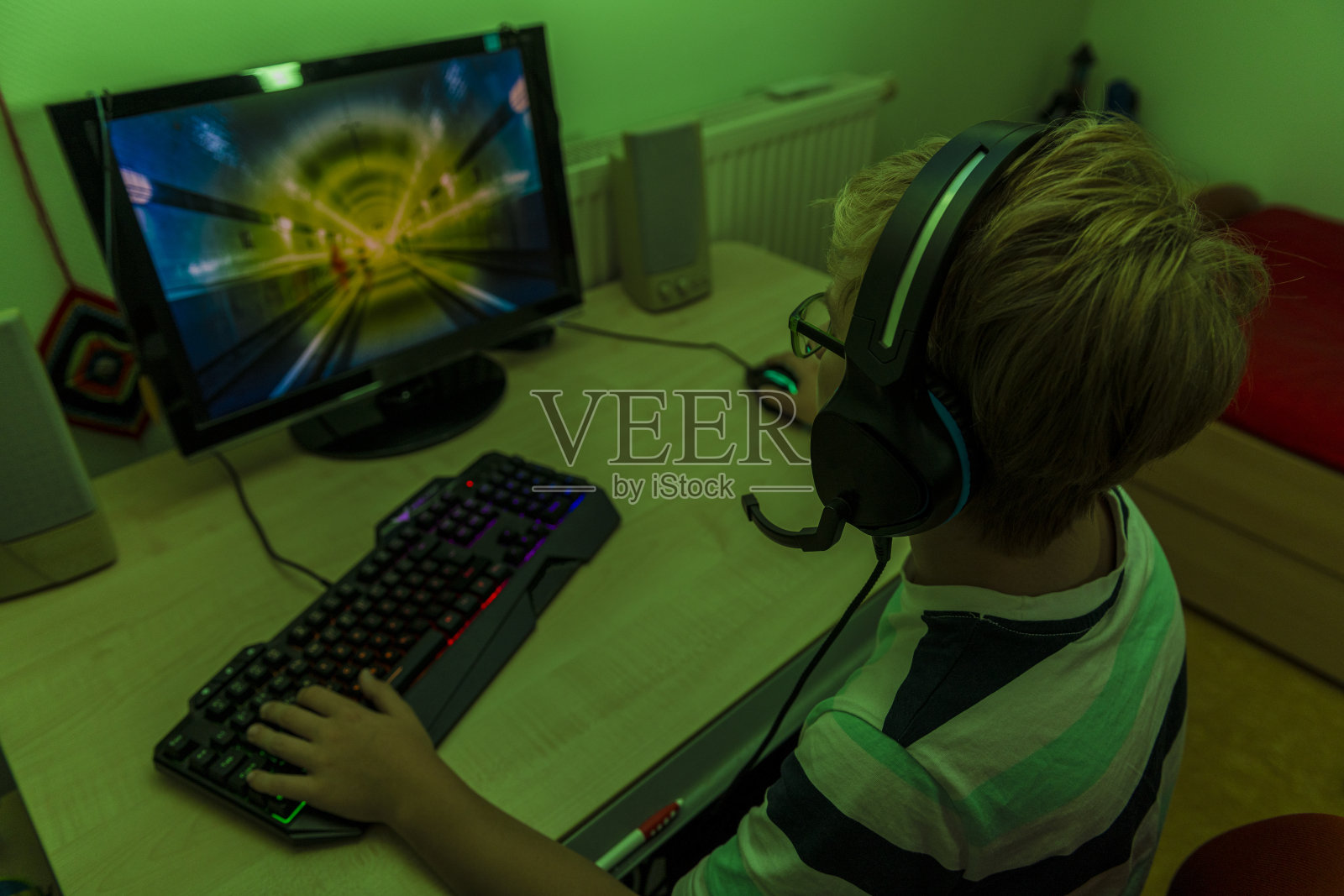 一个青少年玩电脑游戏的俯视图照片摄影图片