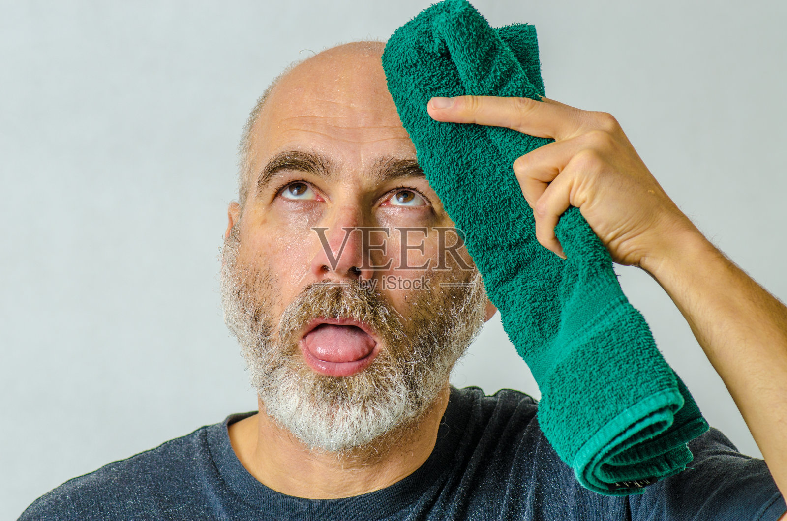 光头男人出汗照片摄影图片