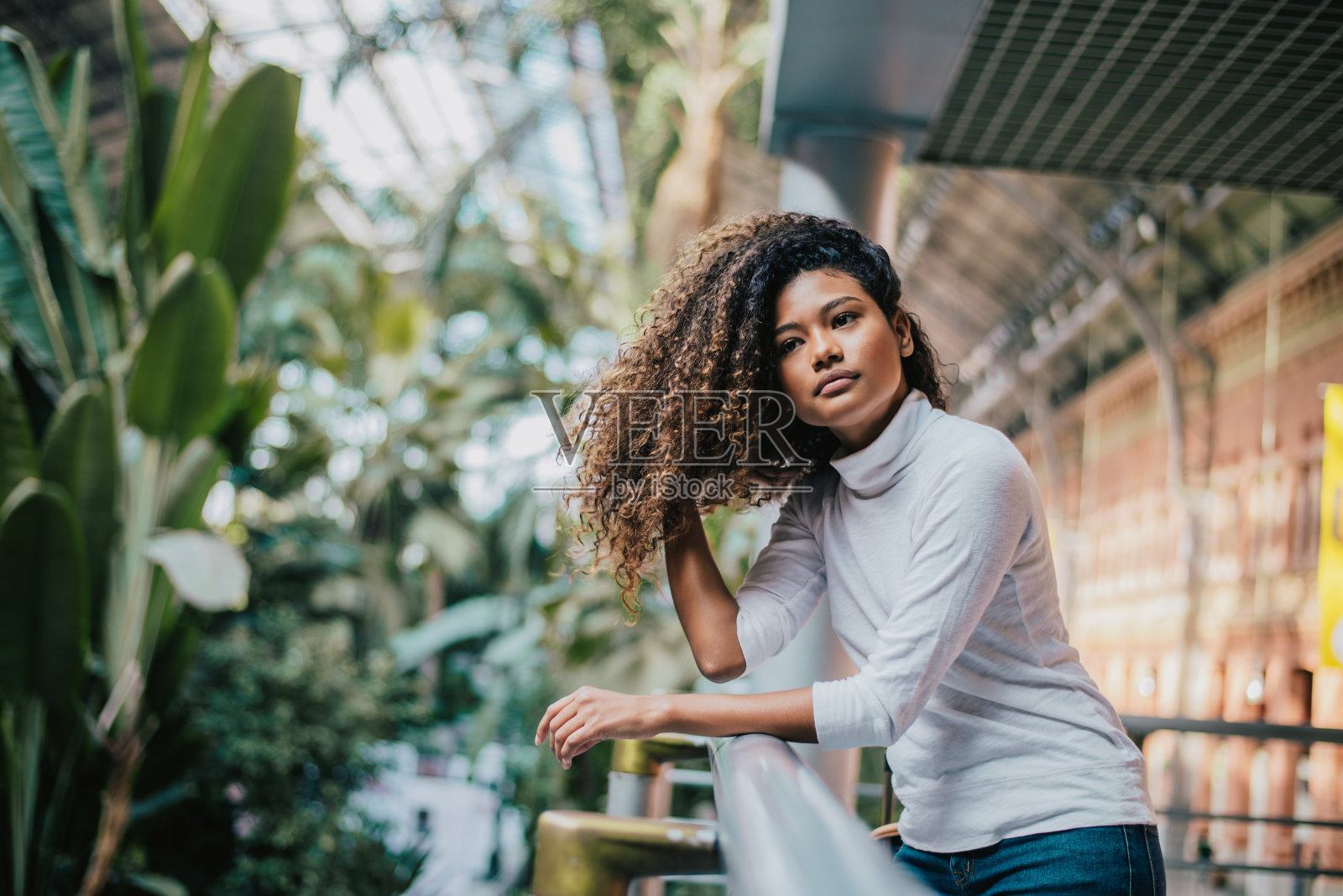 一个美丽的女孩的肖像与华丽的卷发白日梦。照片摄影图片