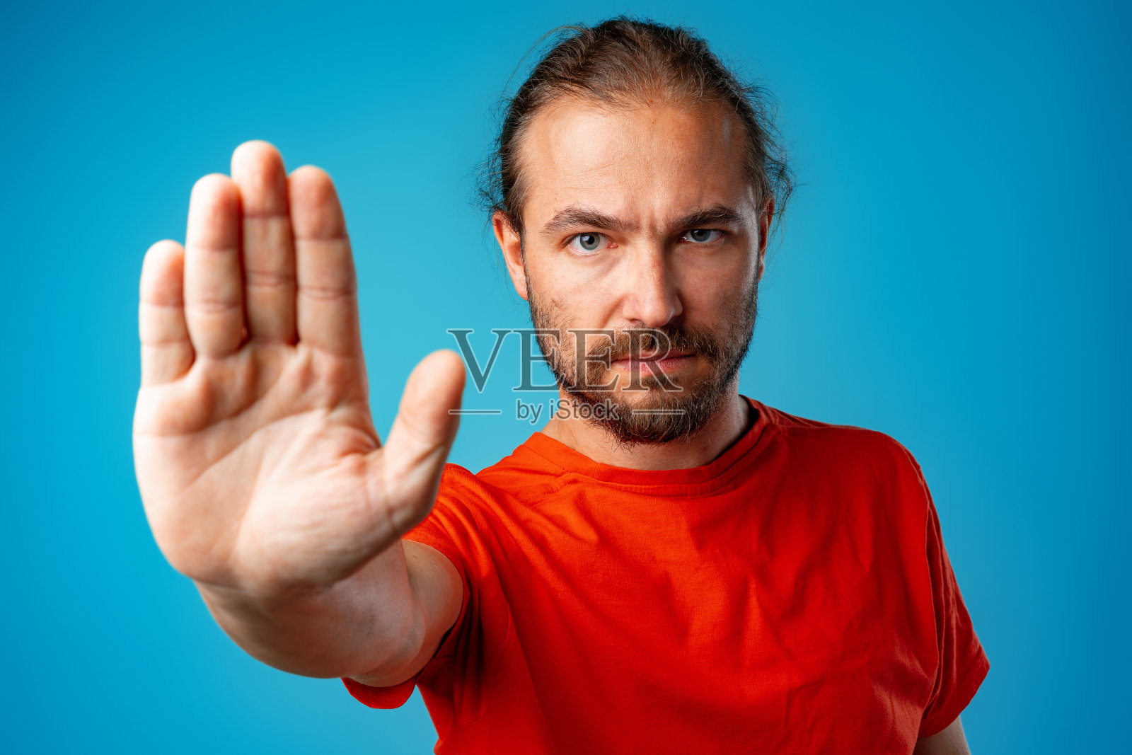 胡须男示意“停下”或“等一下”照片摄影图片