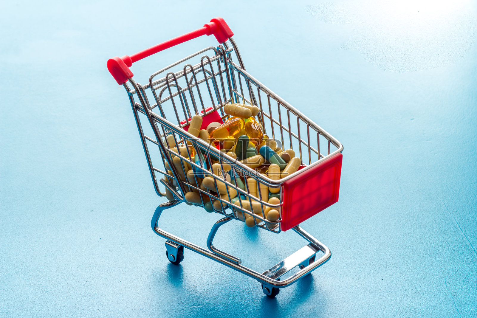 网上药店购物的概念。装满药丸和药品的篮子照片摄影图片