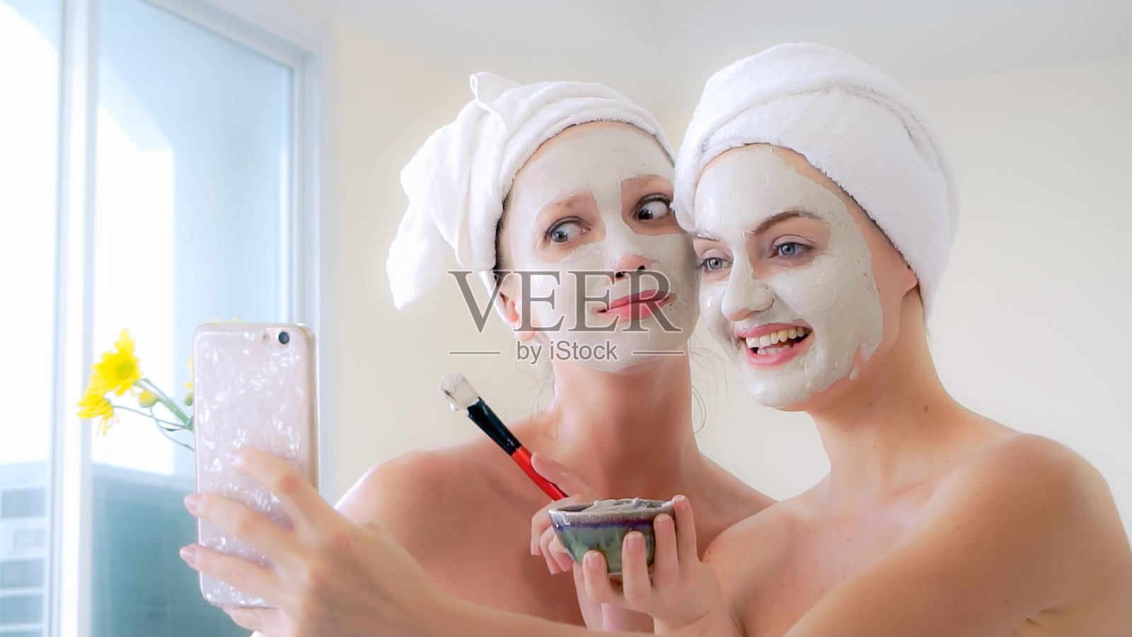 在水疗中心做面部护理的漂亮女人。照片摄影图片